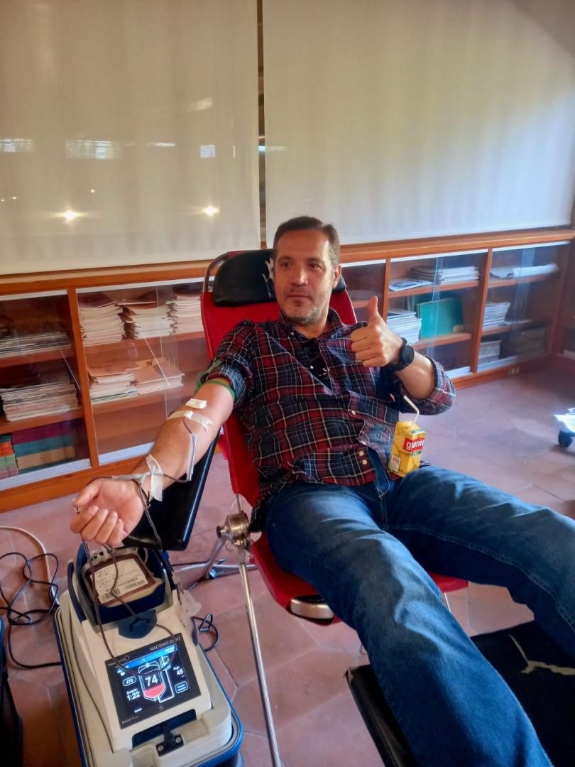 Ignacio Prieto Martínez donando sangre en el colegio de sus hijas