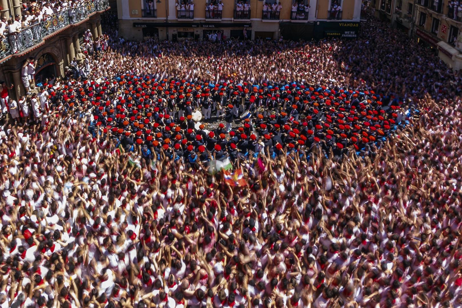 Chupinazo en la plaza del Ayuntamiento