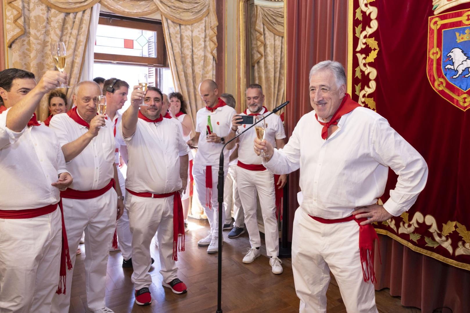 Pradales, a la izquierda, durante el brindis de Asiron tras el chupinazo