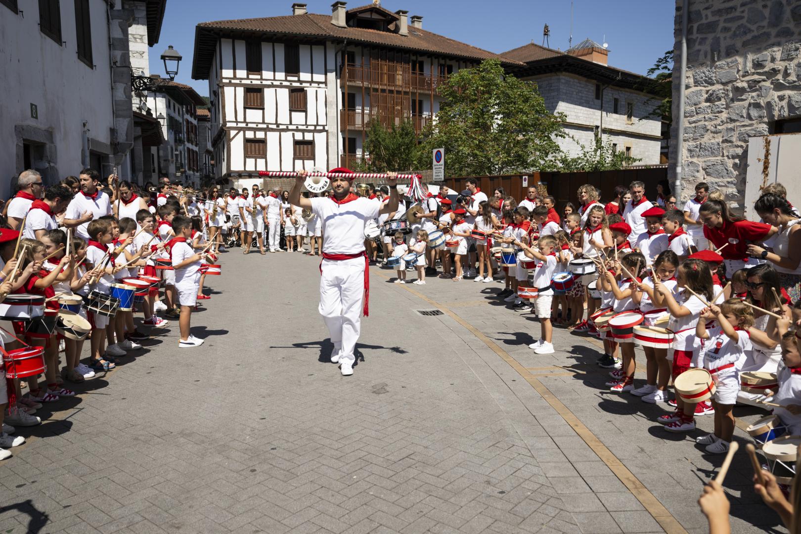 La tamborrada, tras el cohete, da inicio a los seis días de fiesta en la localidad.