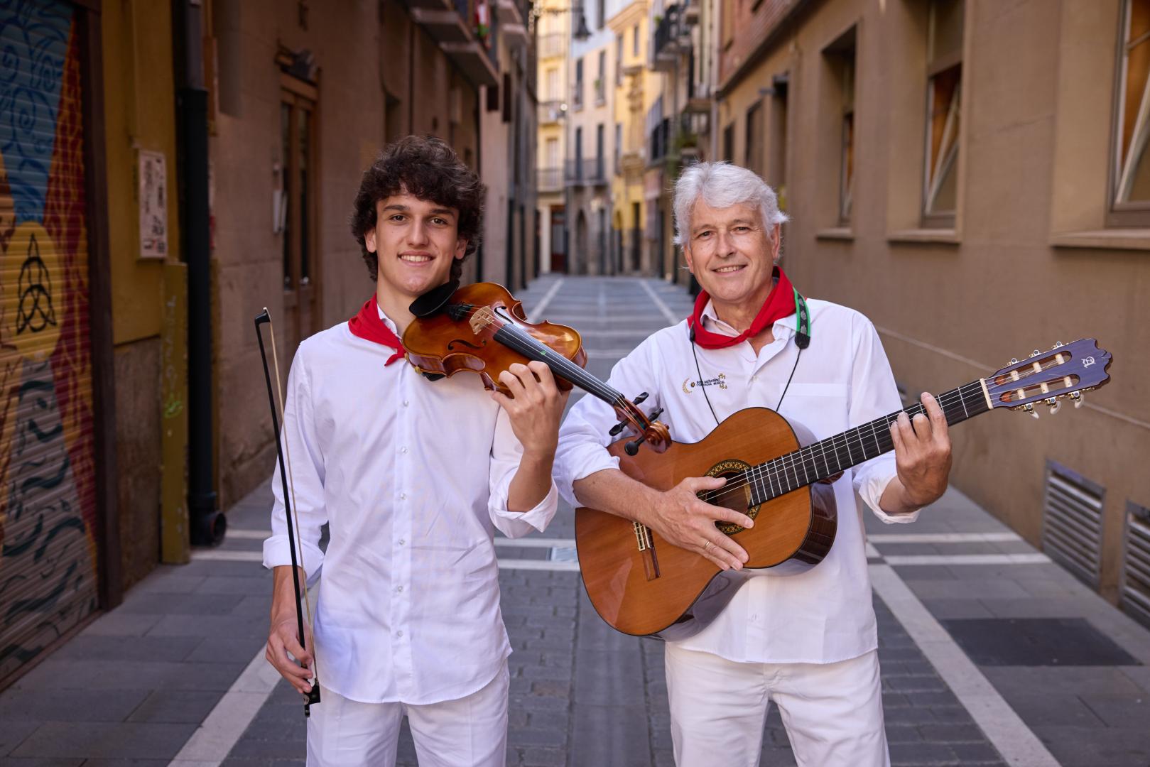 El violinista Mateo Purroy Fernández y el guitarrista Fernando Purroy Sanz sujetan sus instrumentos en las inmediaciones de la Cofradía Musical de San Saturnino