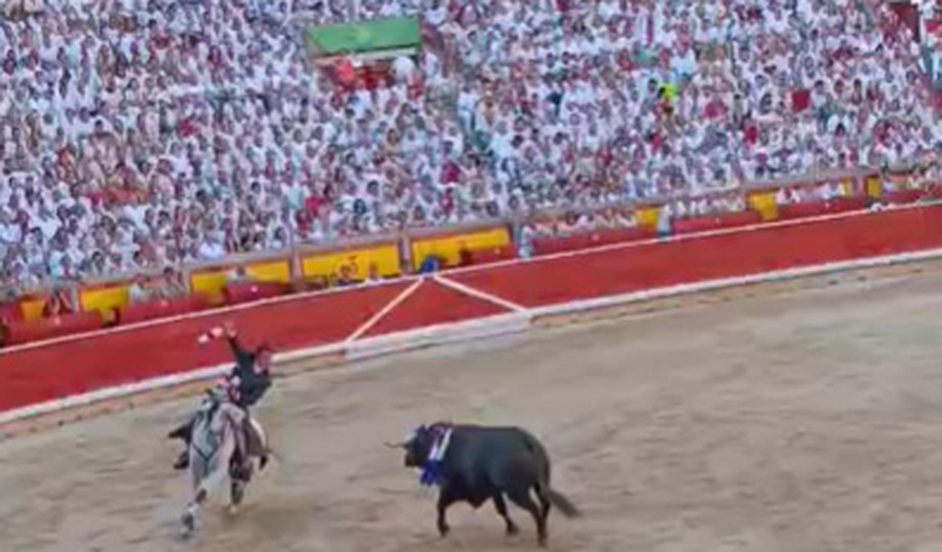 Vídeo de Andy Cartagena clavando con habilidad las banderillas cortas