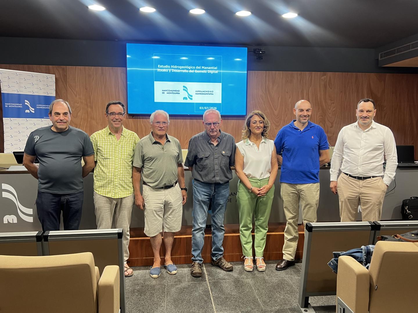 Representantes de Mancomunidad de Montejurra, de la empresa que ha realizado el estudio y asistentes a la presentación posan en el salón de actos de la entidad.