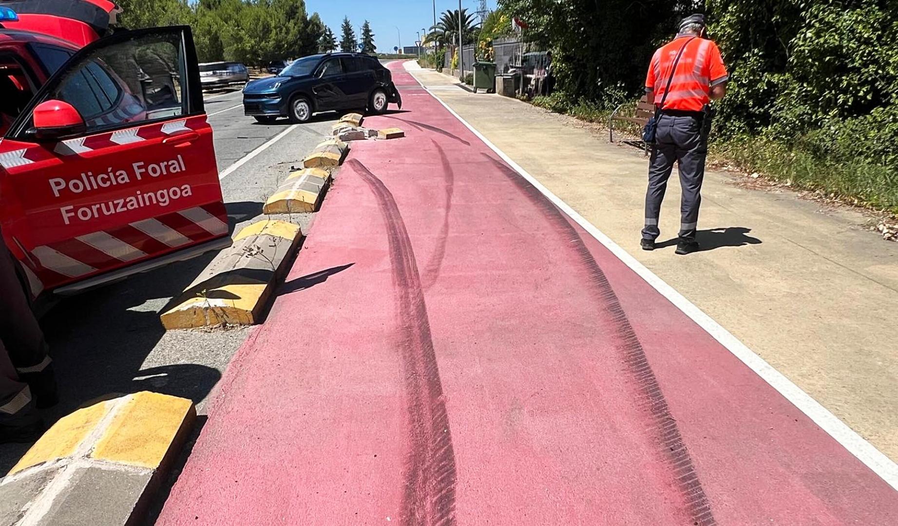 Agentes de la Policía Foral junto al vehículo accidentado en Fontellas