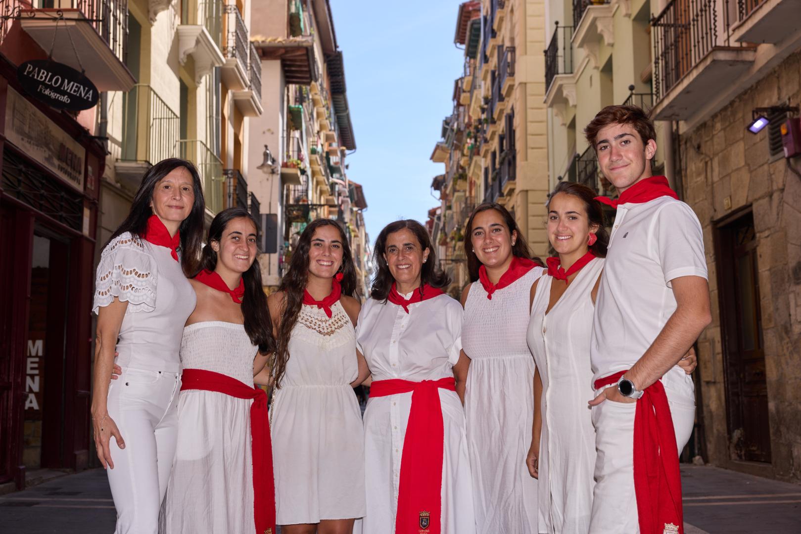 De izda. a dcha.; Arantxa Irigoyen (acordeonista que les acompaña), Beatriz Ciriza, Myriam Ciriza, Merche Bretos, Cecilia Ciriza, Marta Ciriza y José Miguel Ciriza, en la calle Mayor.