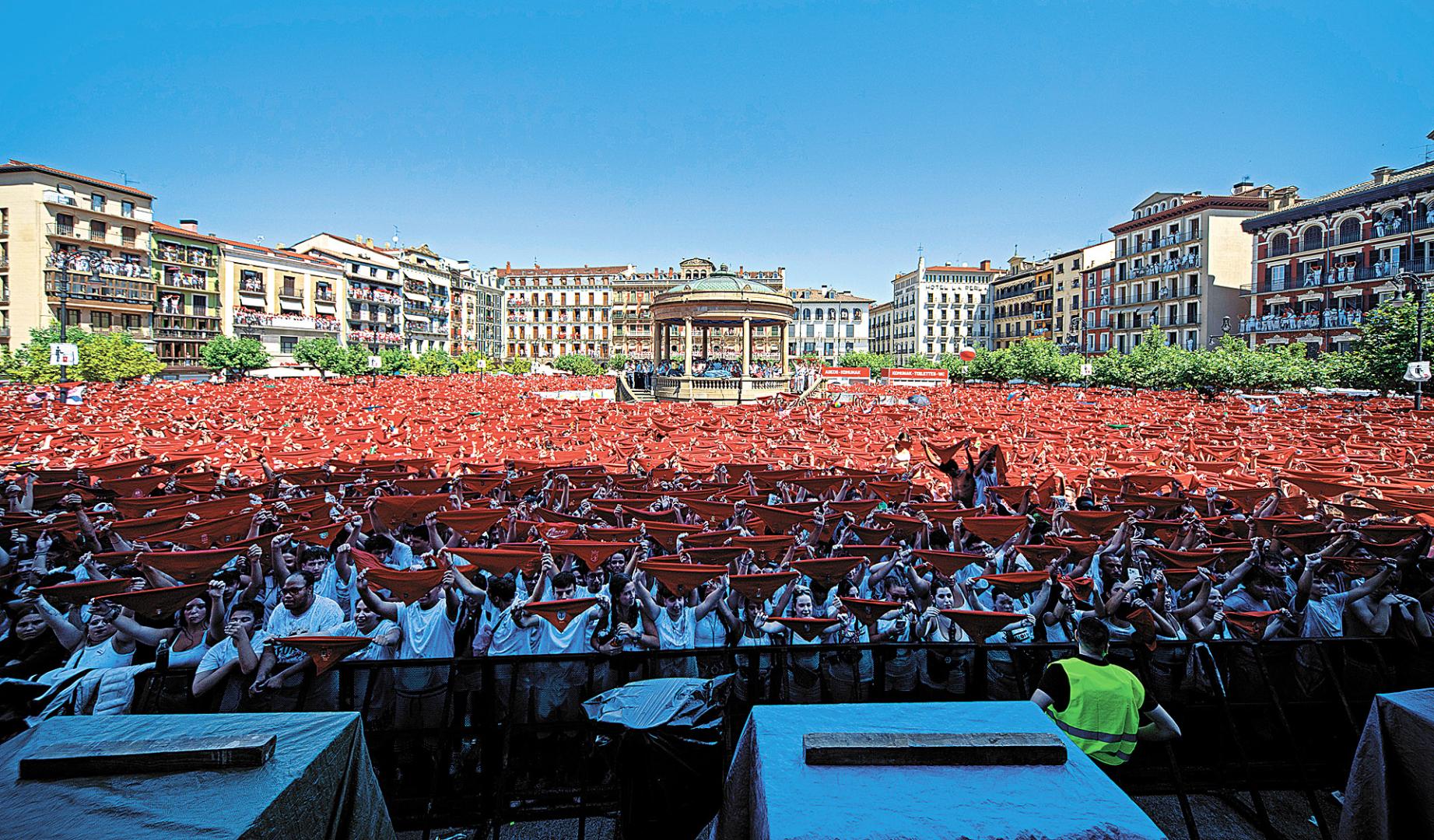 La plaza del Castillo se convirtió en el chupinazo alternativo más multitudinario de toda la ciudad, llena de pañuelicos rojos en toda su superficie