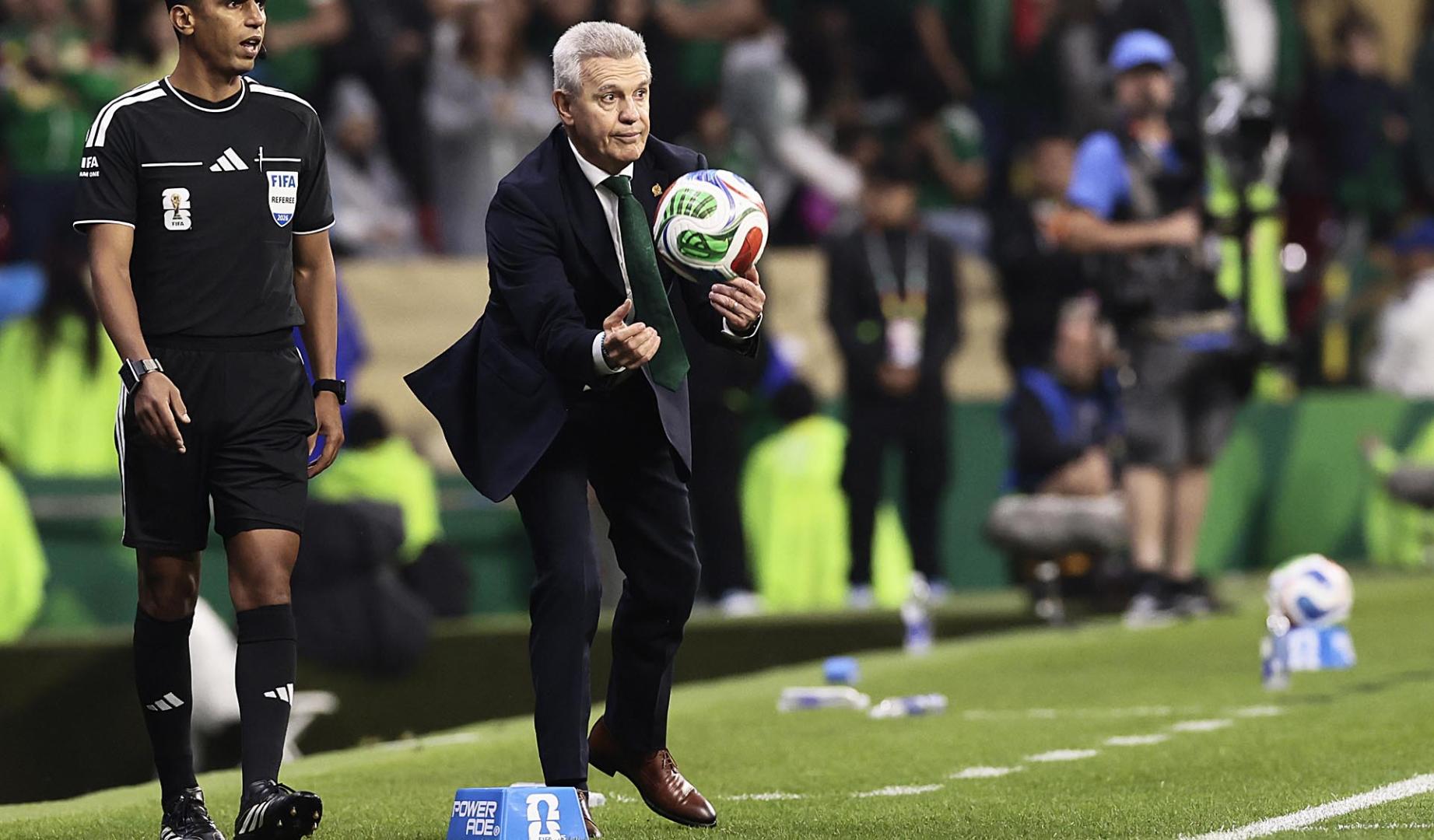 El seleccionador de México Javier Aguirre atrapa un balón durante el partido de los octavos de final del Mundial de la FIFA 2026 entre México e Inglaterra