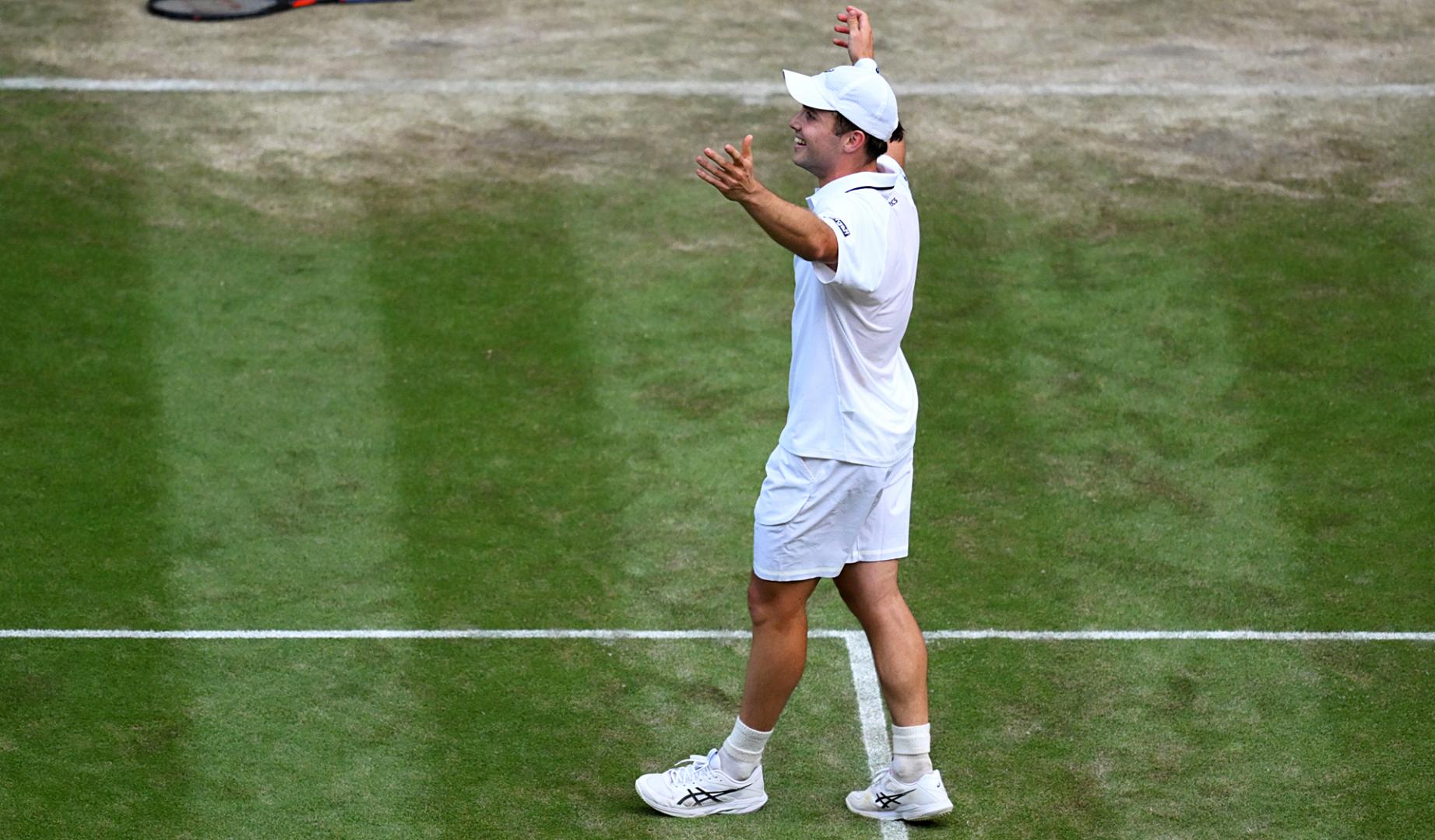 Arthur Fery celebra su clasificación para cuartos de Wimbledon