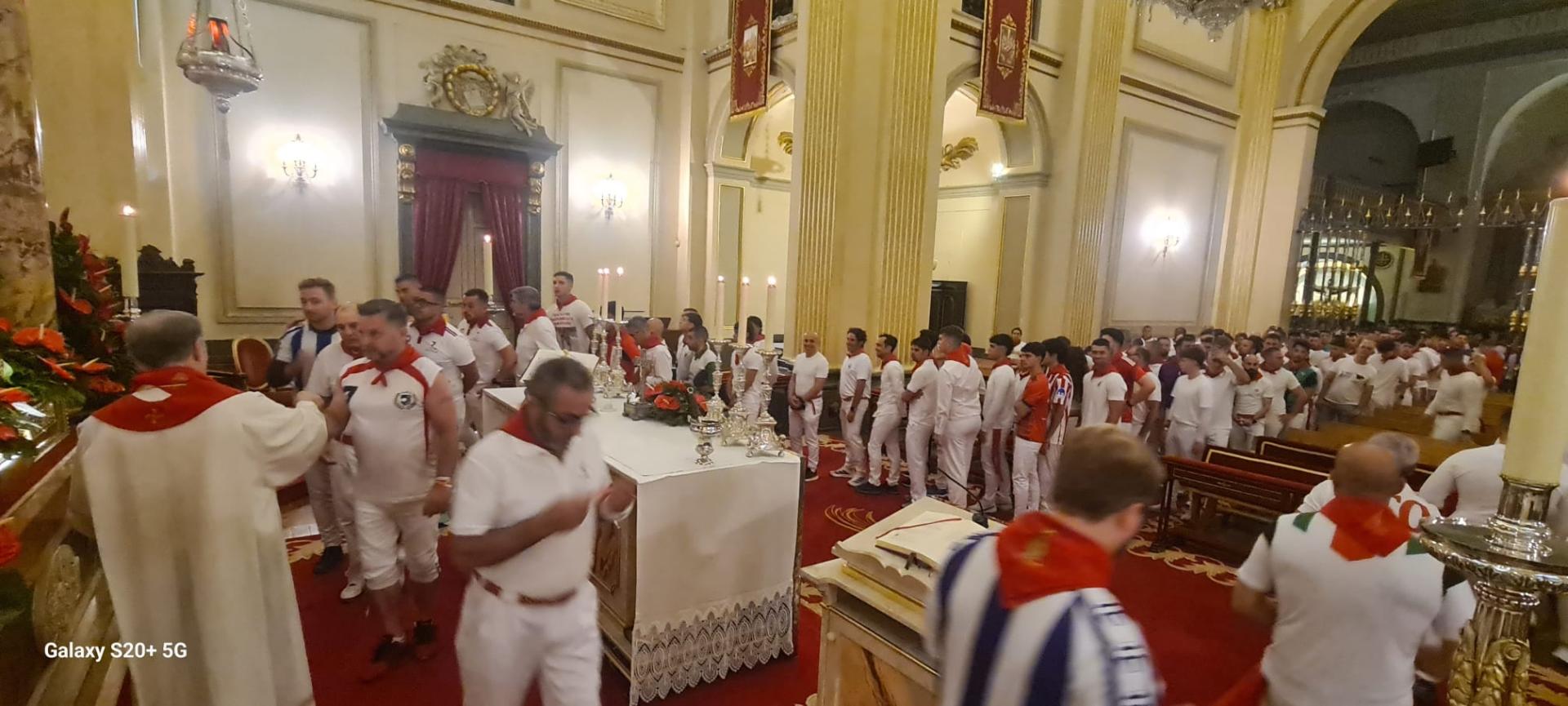 Multitudinaria bendición a los corredores del encierro en la capilla de San Fermín.