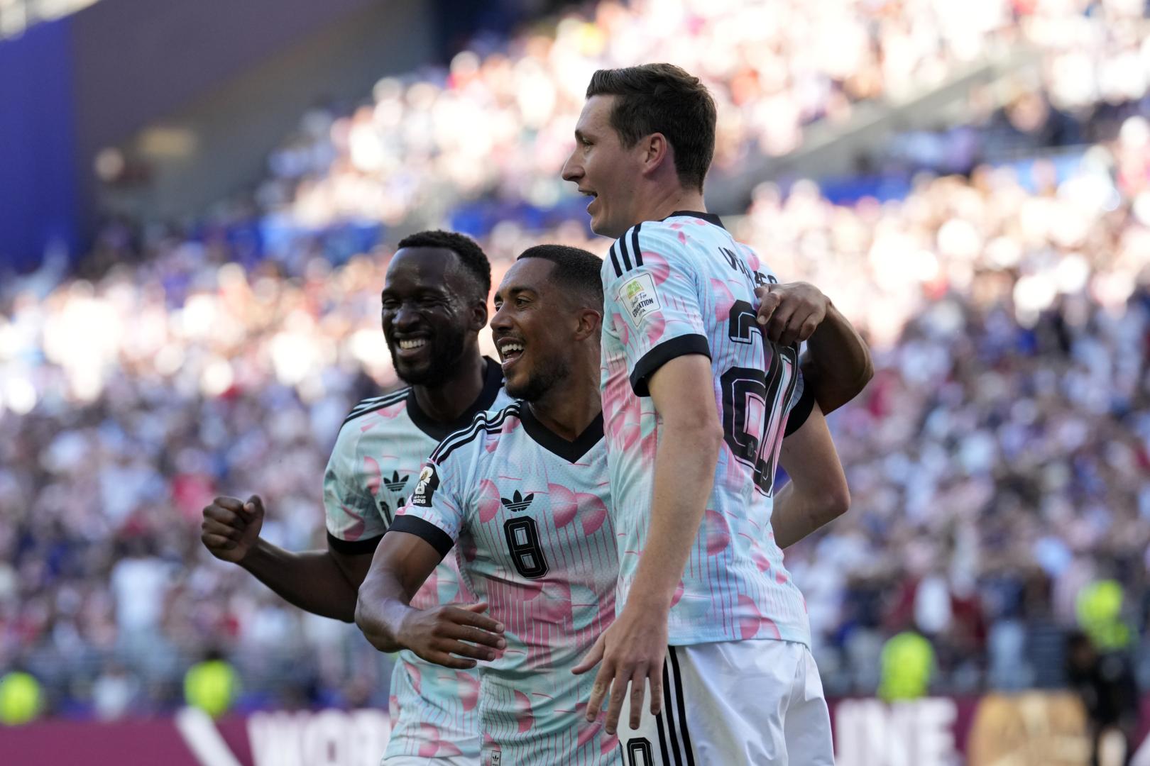 El belga Hans Vanaken celebra con sus compañeros el 1-3 ante Estados Unidos.