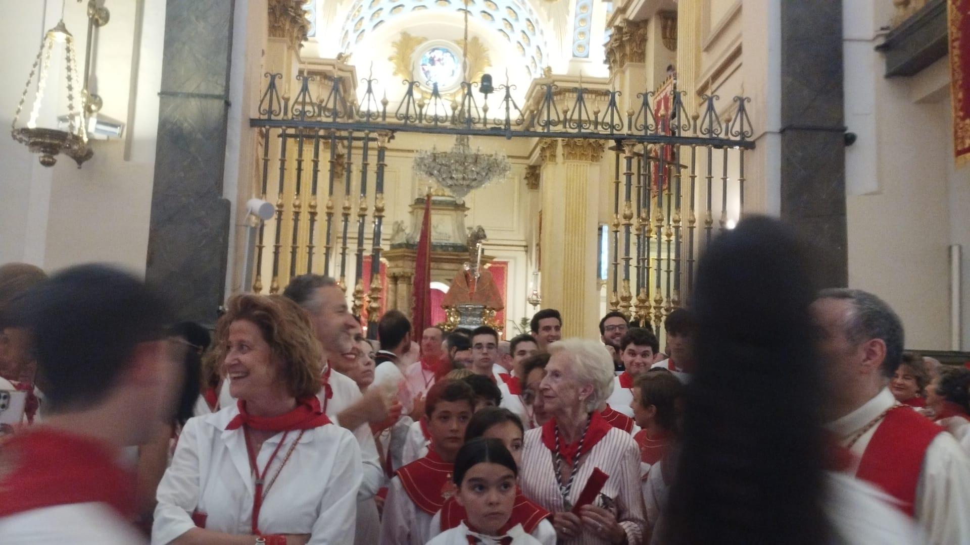 En la capilla de San Fermín para recoger al santo.