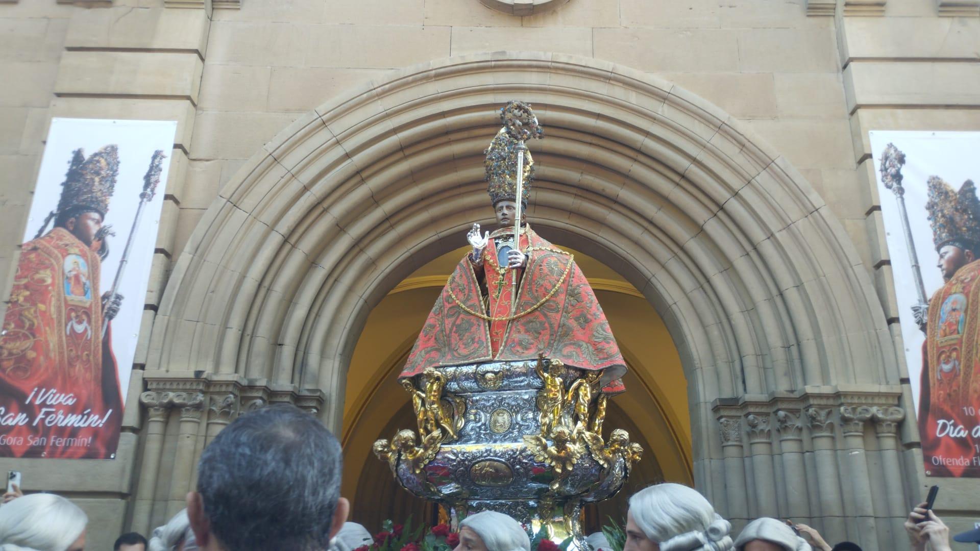 Sale el santo de la iglesia de San Lorenzo.