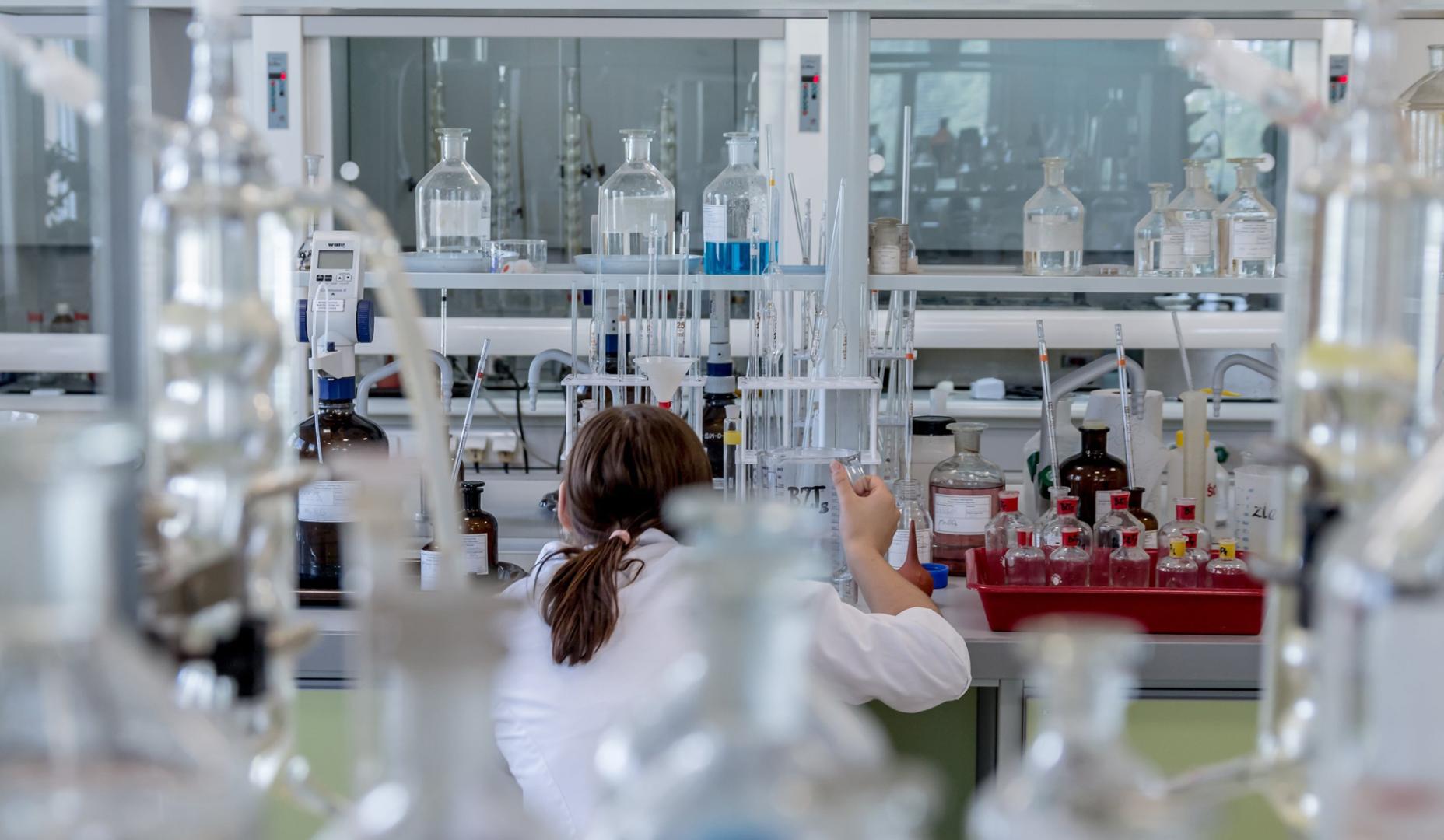 Una investigadora trabaja en el laboratorio