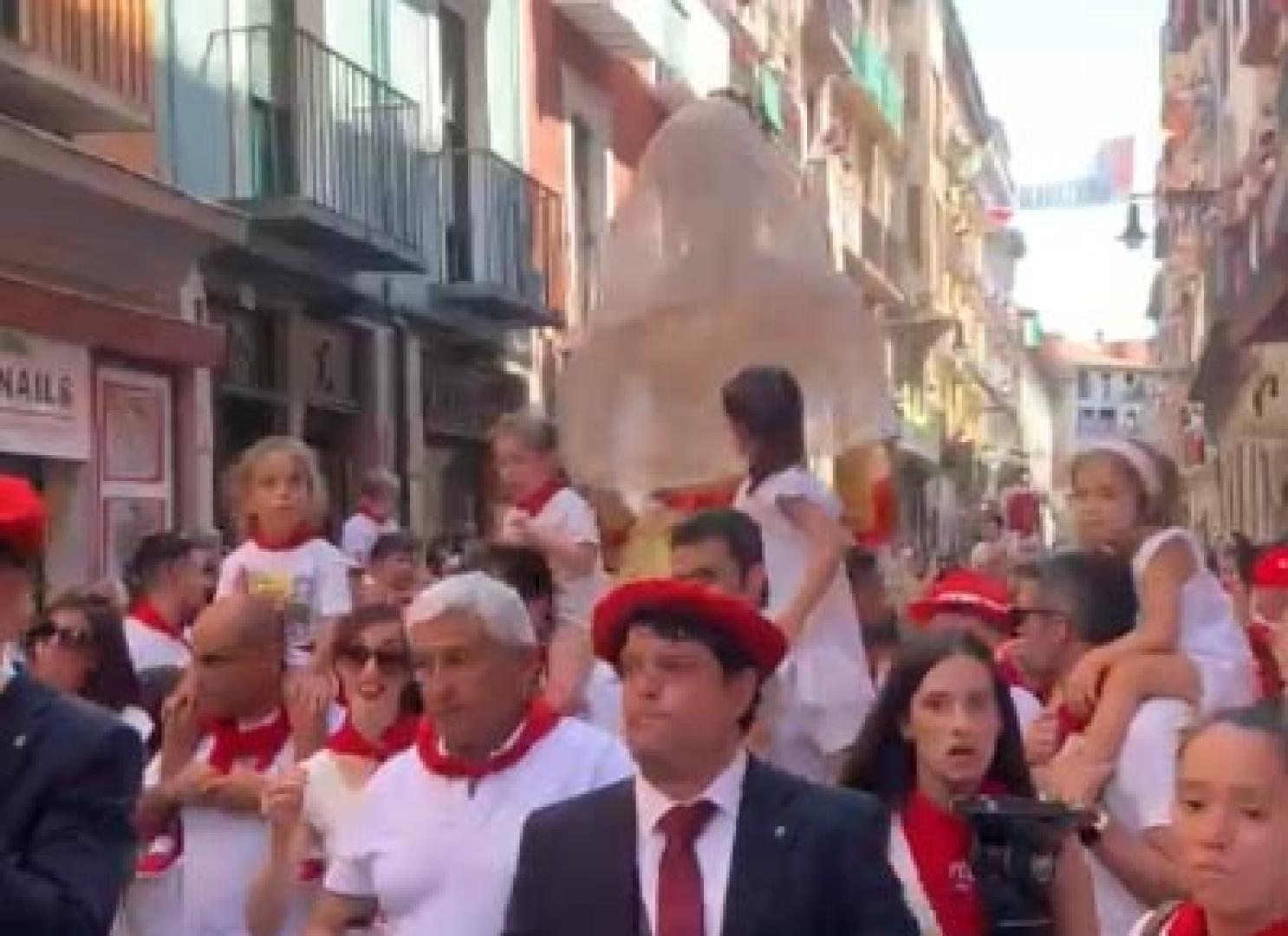 La Comparsa de Gigantes y Cabezudos en la calle Mayor