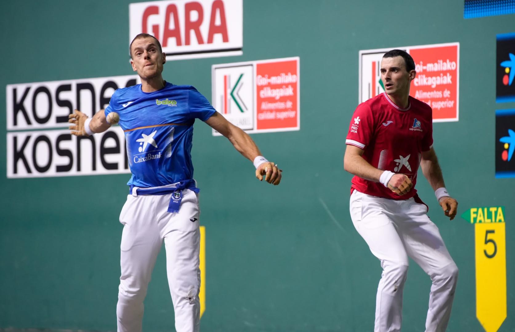 Laso golpea en un momento de la final del Cuatro y Medio de San Fermín.