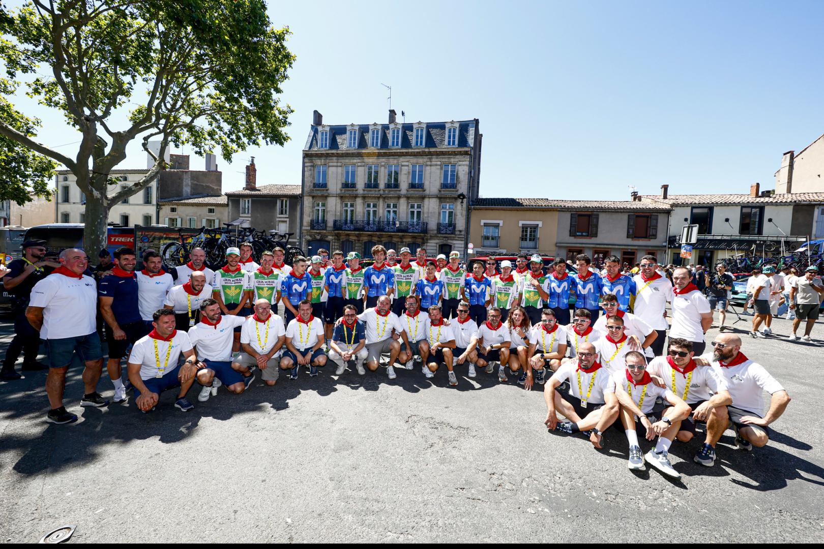 Los corredores y el staff del Movistar y Caja Rural-RGA en la salida de la quinta etapa del Tour el día de San Fermín.