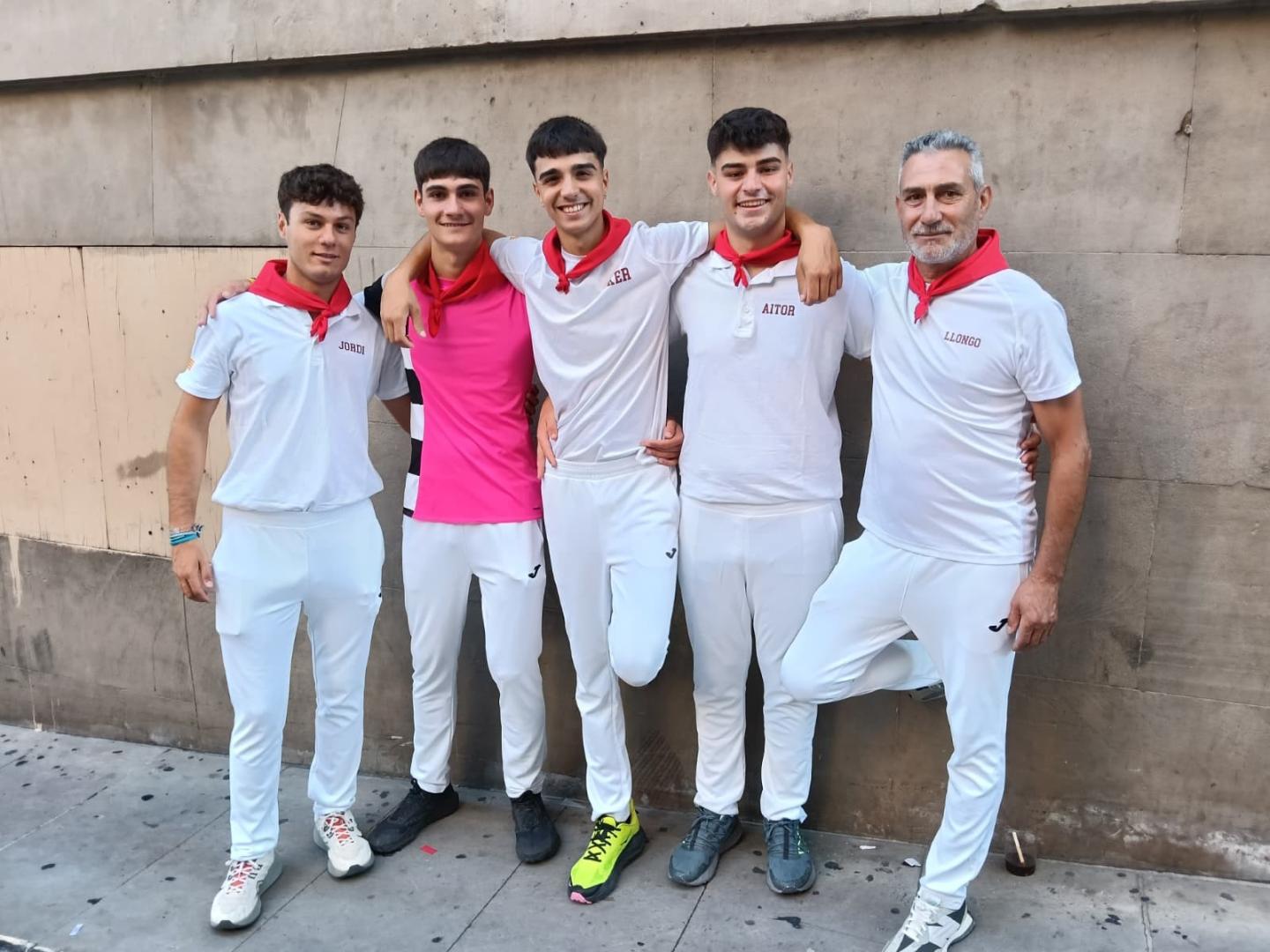 Vicent Ferrandis Baviera, a la derecha, con su hijo y el grupo de amigos que vienen desde Paiporta a correr el encierro.