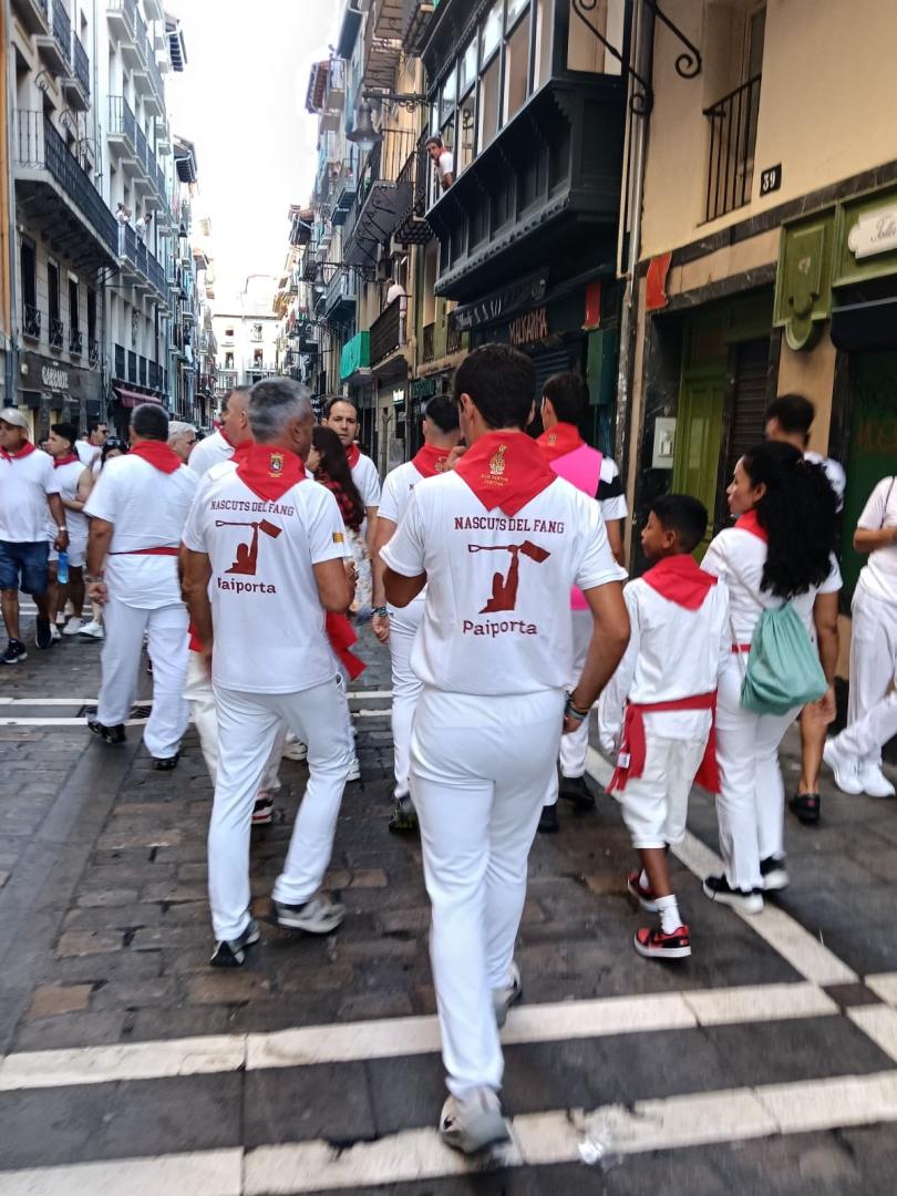 Camisetas con el lema 'Nascuts del fang', nacidos del barrio. Paiporta.