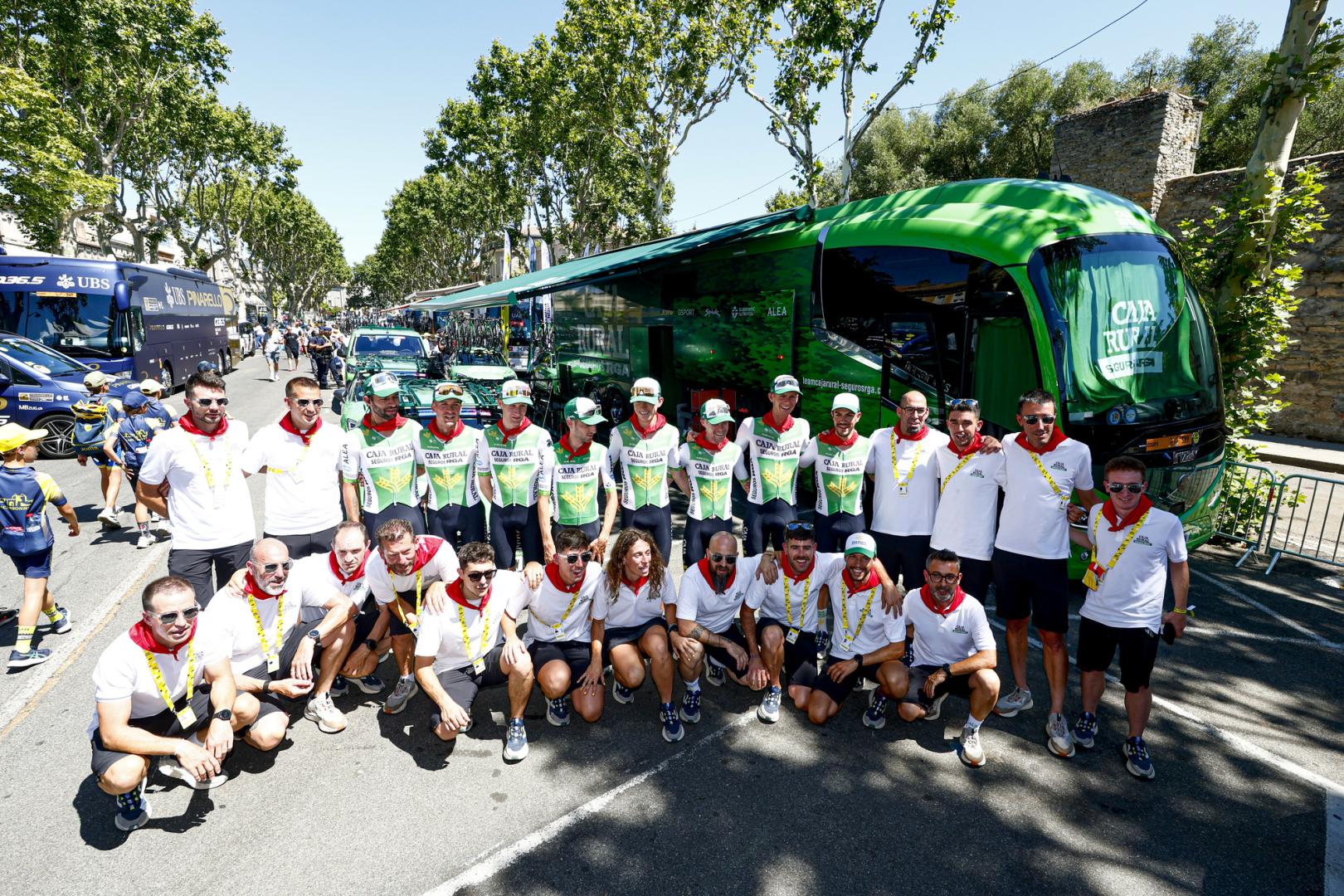 Los componentes del Caja Rural-RGA en su primer Tour y con el pañuelico rojo en San Fermín.