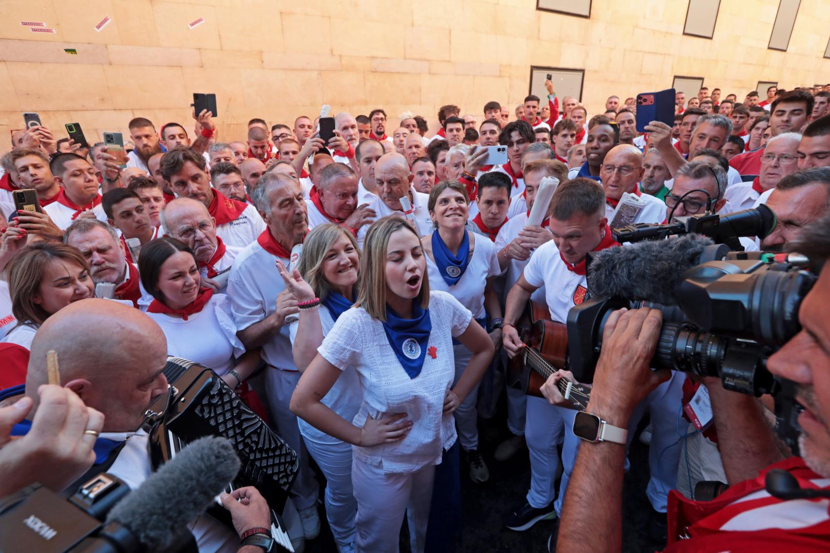 Haizea Mayo Lizarraga, 19 años, cantando la jota a San Fermín en la hornacina de Santo Domingo, este 7 de julio de 2026.