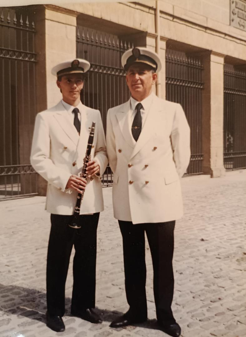 Juan Escribano Martínez (dcha) y su padre, Juan Escribano Cañada (izda), en una de las actuaciones de La Pamplonesa en la que el padre tuvo que ejercer como director. La procesión San Fermín de Aldapa (San Fermín Txikito).