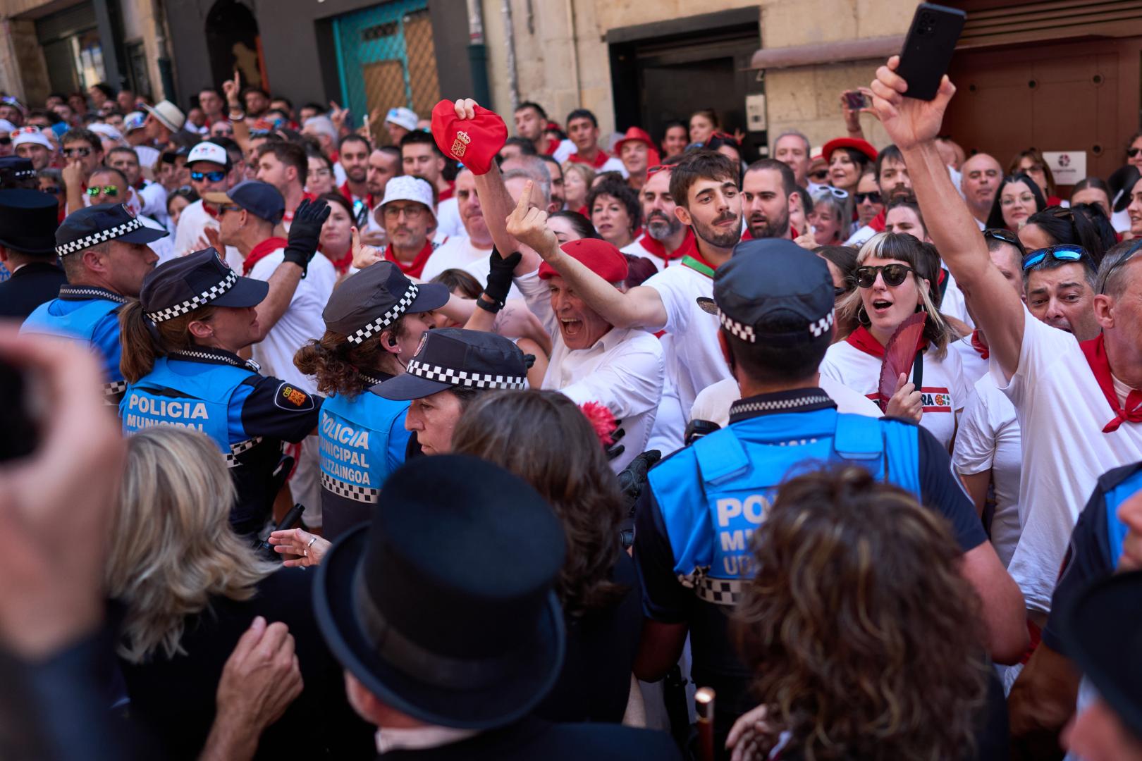 A: MIGUEL OSÉS F: 7–7-2026 P: L: PAMPLONA T: VUELTA DE LA CORPPORACION A LA CATEDRAL DE PAMPLONA TRAS LA MISA DE LA PROCESION