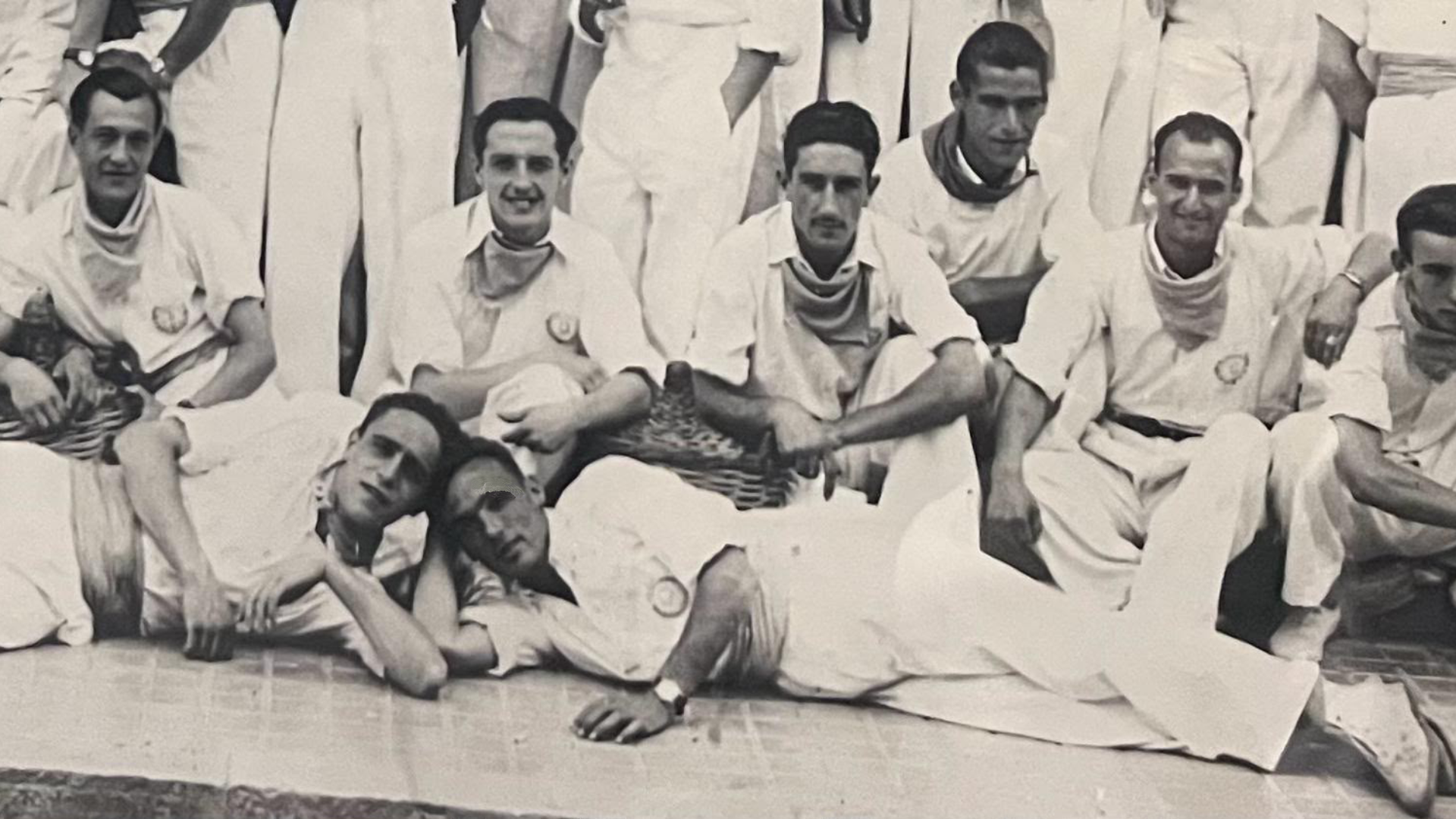 Vicente San Martín (abuelo de Pablo) el primero de la izquierda sentado y Filo Santesteban (abuelo de Elena) tumbado a la derecha en los Sanfermines de 1946