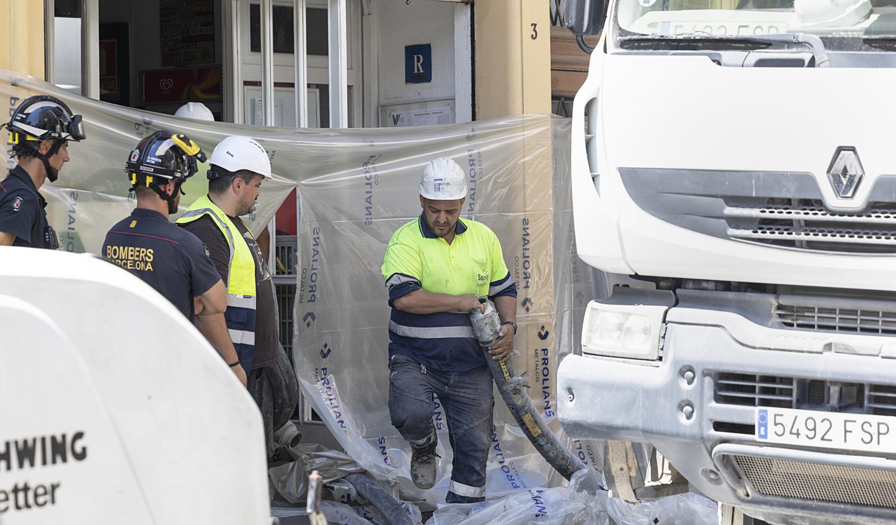 Varios operarios trabajan en la zona afectada por el socavón
