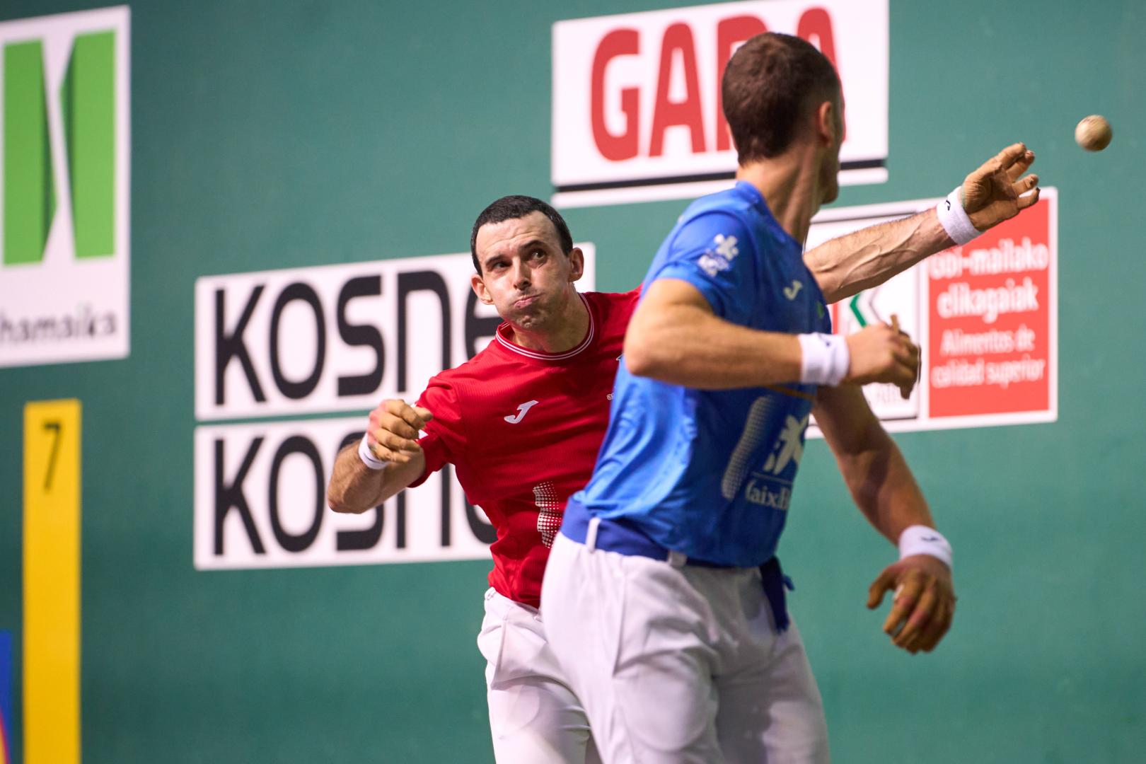 Jokin Altuna golpea de aire ante Laso en la final de ayer.