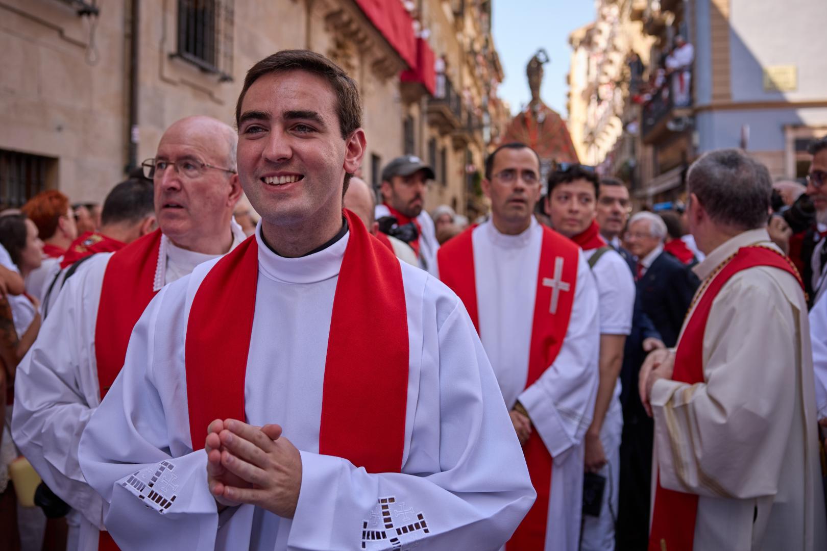 El joven sacerdote pamplonés Santiago Zabalegui Ibero, en la procesión de San Fermín