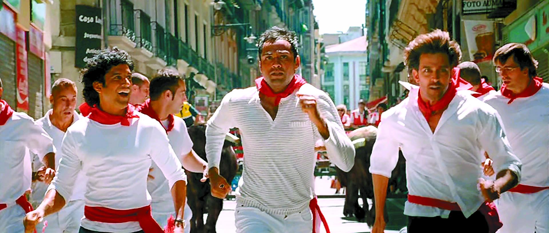 Los tres protagonistas de Zindagi na milegi dobara corren ante los toros en Estafeta, pero en sentido contrario.