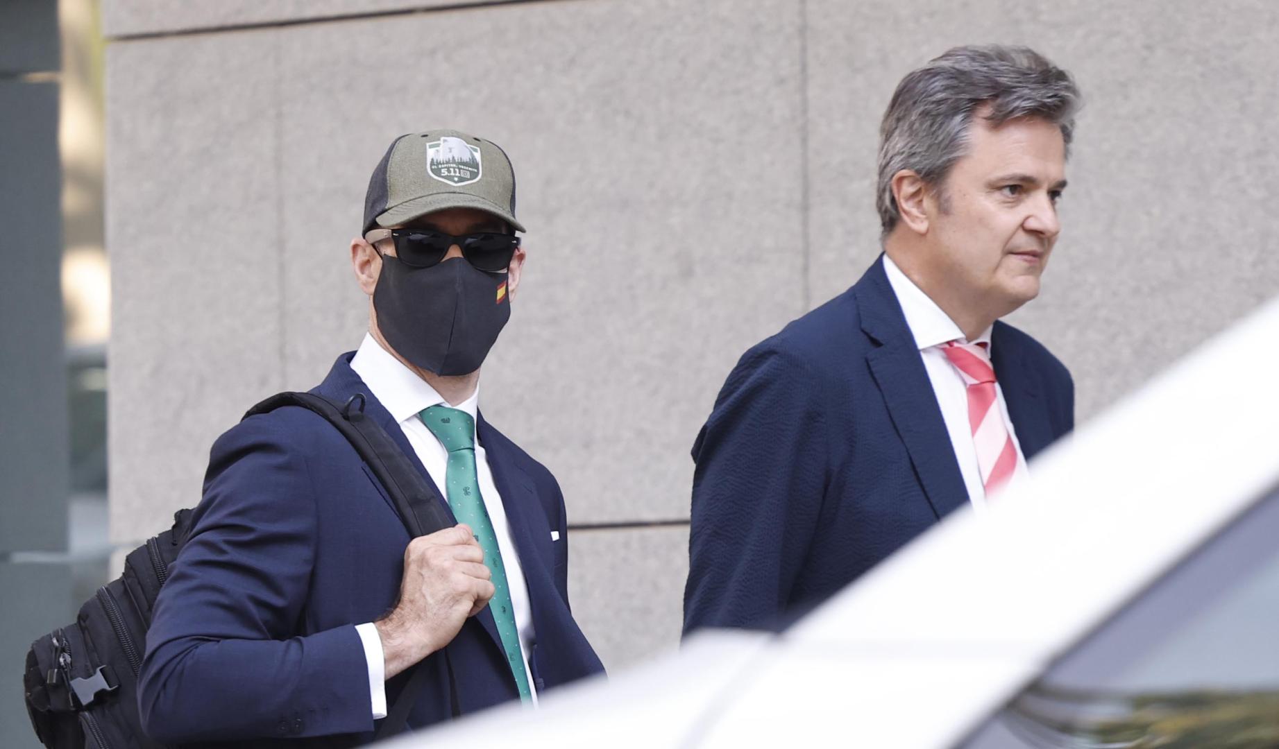 El comandante de la Guardia Civil Rubén Villalba (i) a su llegada a la Audiencia Nacional