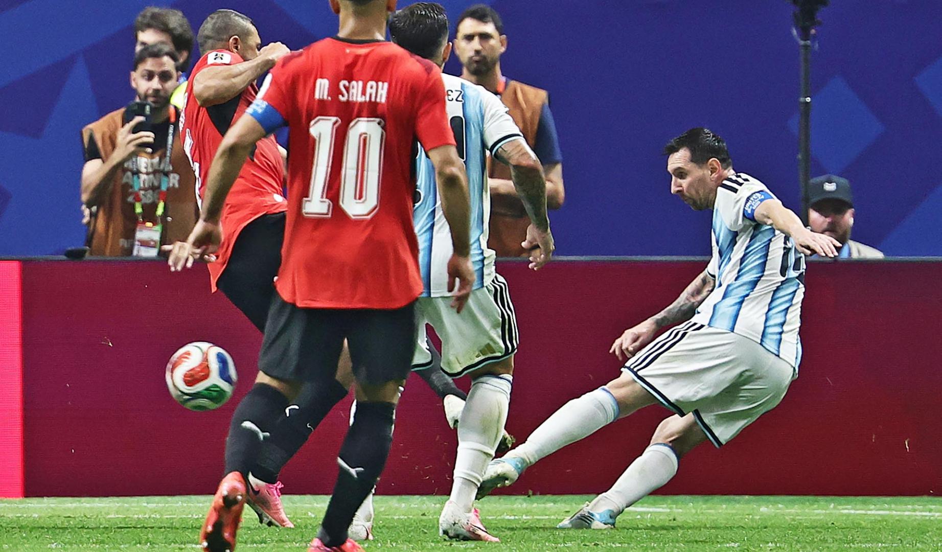 Momento en el que Leo Messi golpea con la zurda el que fue 2-2 contra Egoipto