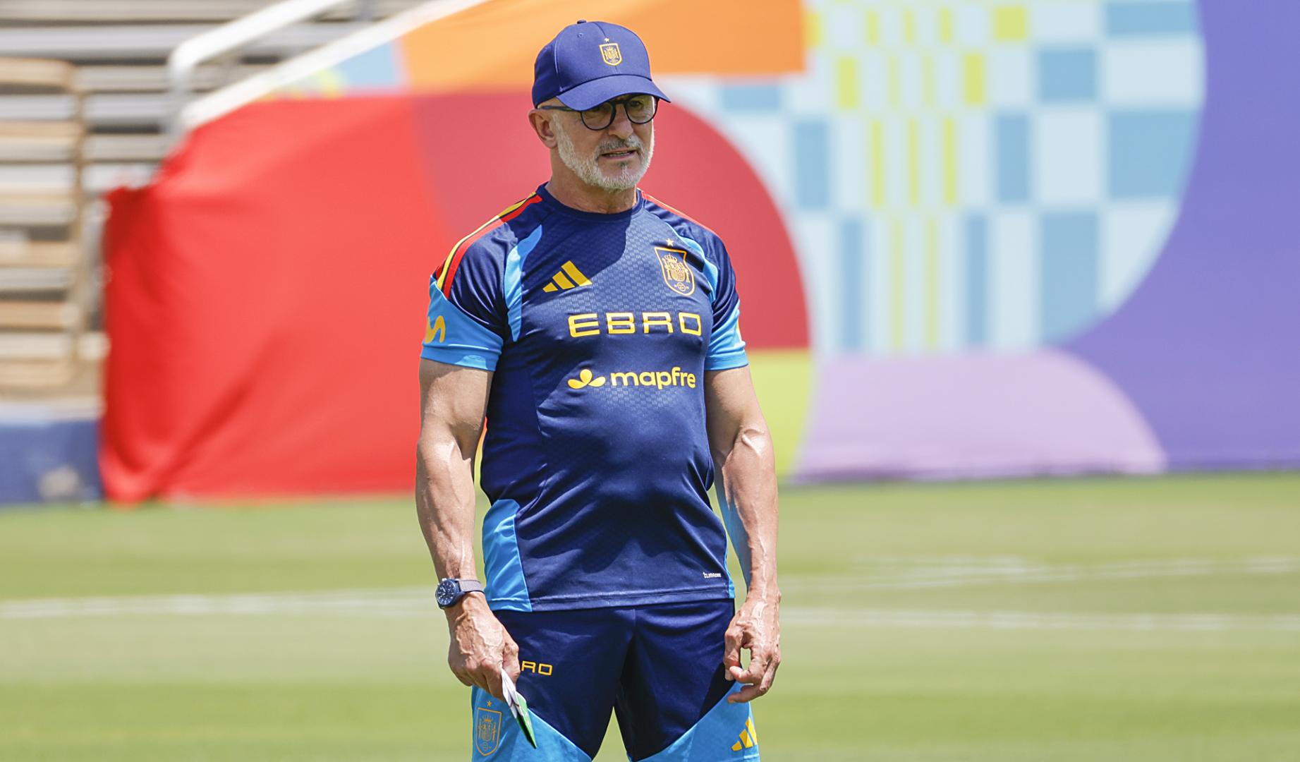 El técnico de la selección española Luis de la Fuente durante el entrenamiento que el combinado español ha realizado este martes 7 de julio en el Estadio Cotton Bowl de Dallas