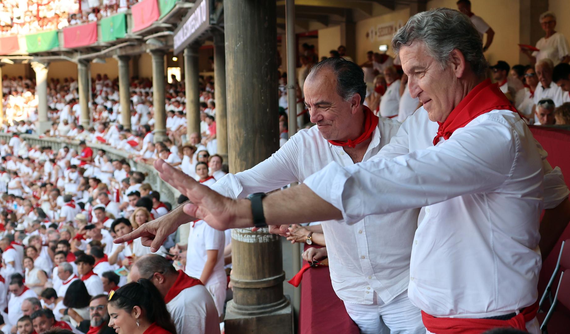 Alberto Núñez Feijóo, con Carlos García Adanero, este martes en la plaza de toros
