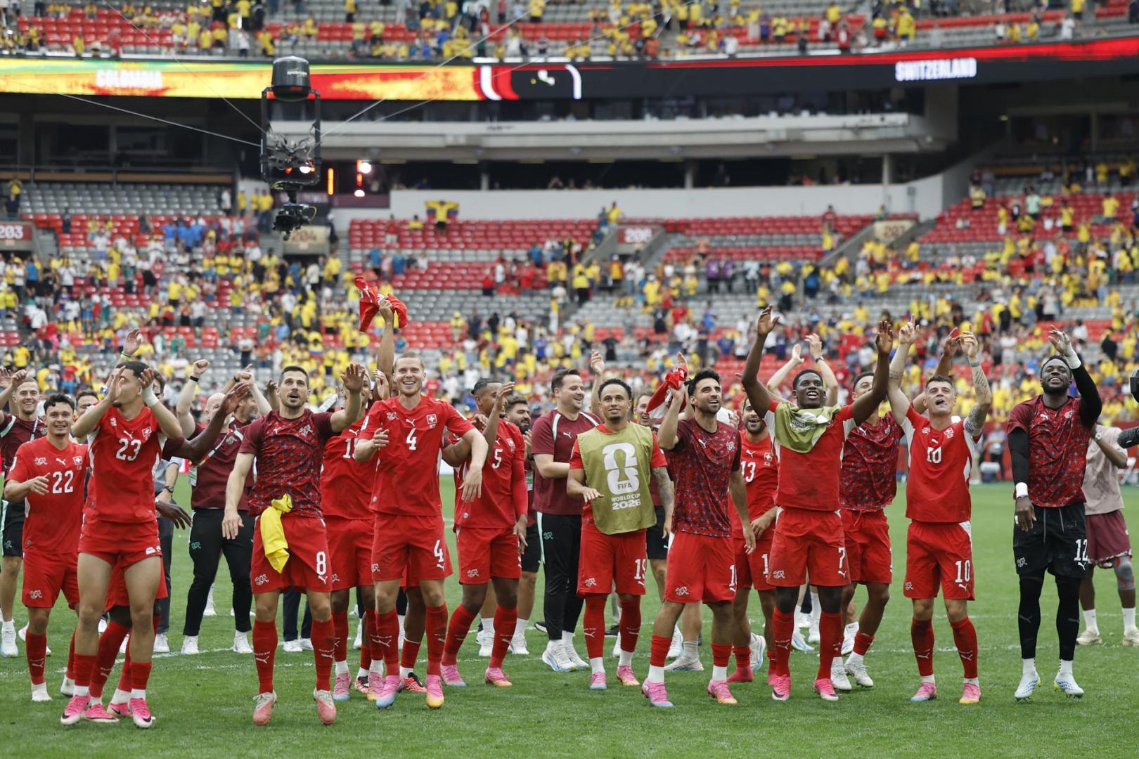 Los jugadores de Suiza festejan la clasificación para cuartos de final del Mundial