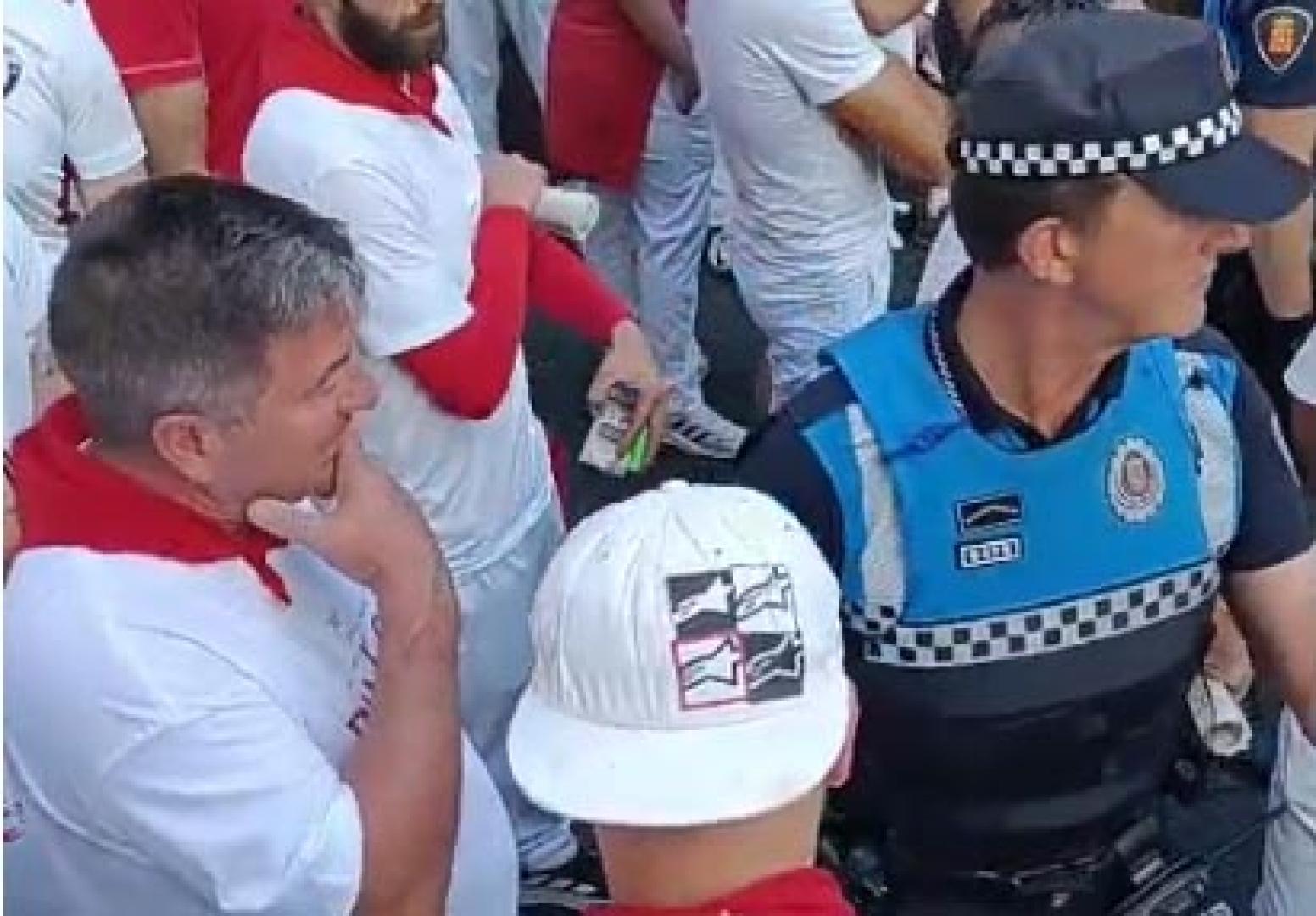 La policía advierte a los corredores que cualquier elemento que pueda salir volando tiene que ir en el interior. En el caso de este corredor, abanico, bolsa, riñonera...