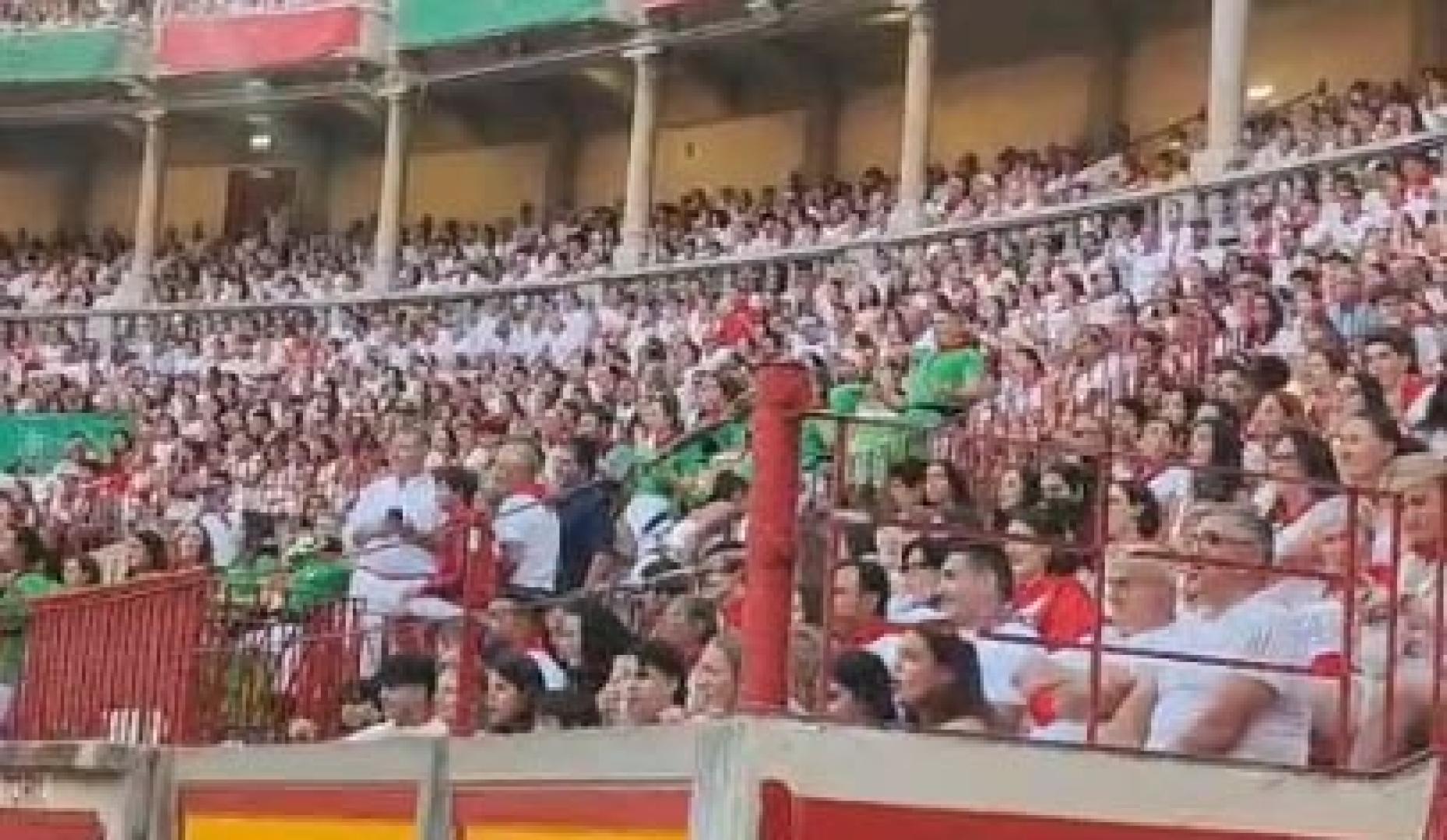 La plaza responde al reto de un periodista televisivo
