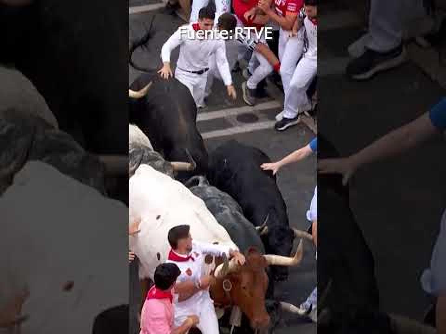 Secuencia en la que un mozo ha sido arrollado en el tramo de Telefónica en el segundo encierro de San Fermín 2026 con los Cebada Gago.