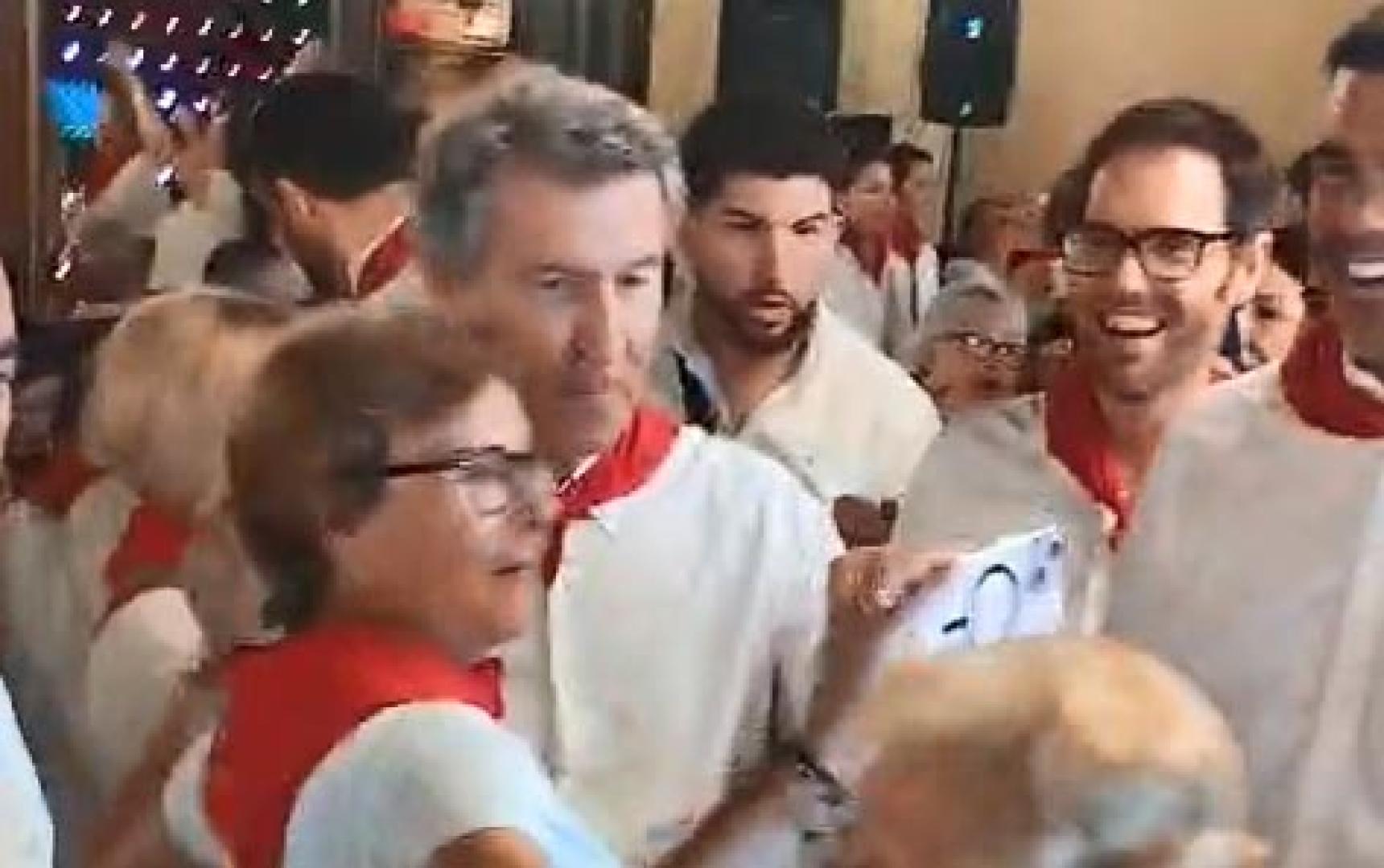 El líder del PP ha llegado al Nuevo Casino Principal de Pamplona acompañado de García Adanero, Sergio Sayas, Javier García o Carmen Alba