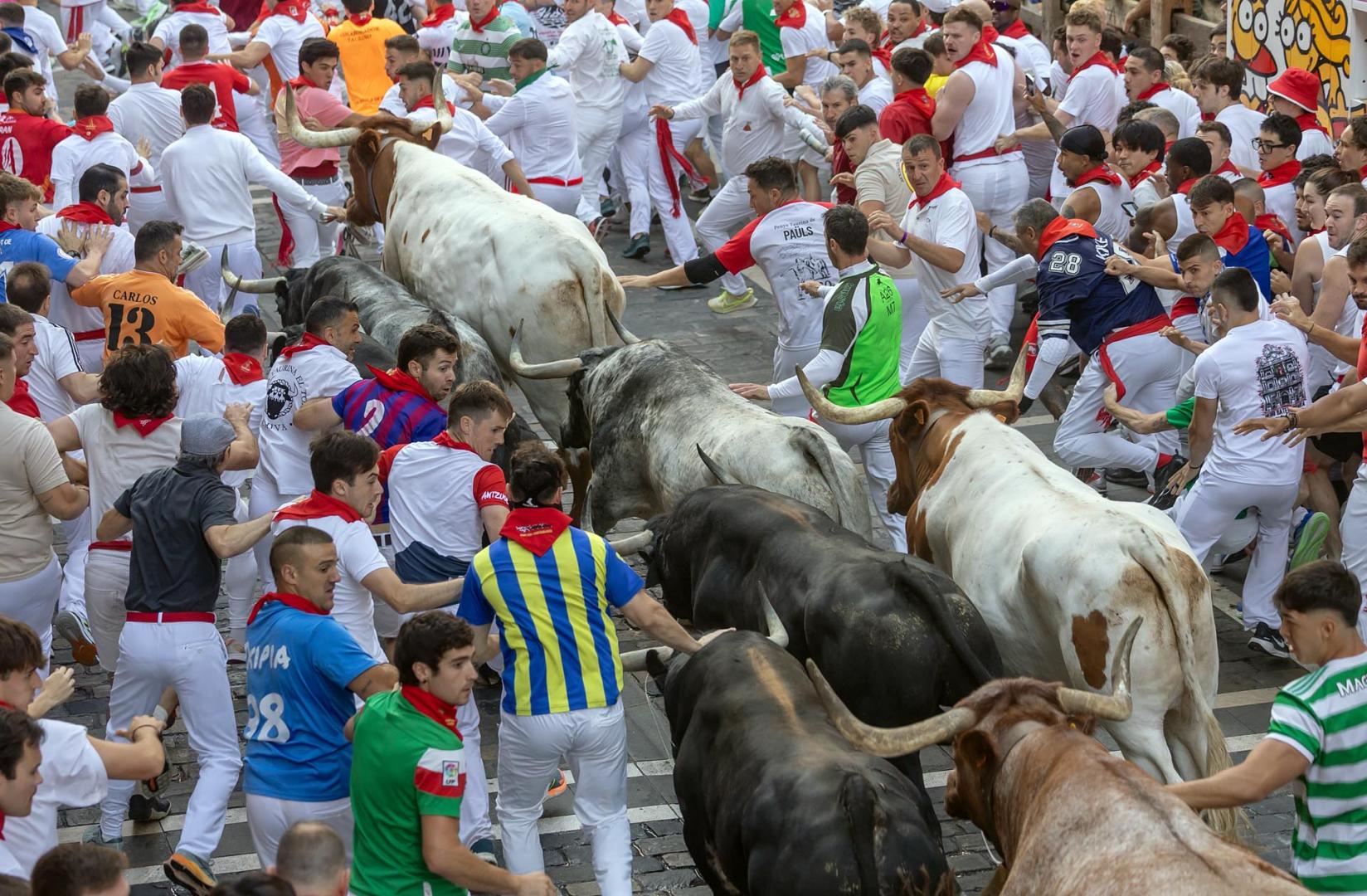 Segundo encierro de San Fermín 2026 con toros de Cebada Gago en la calle Estafeta.