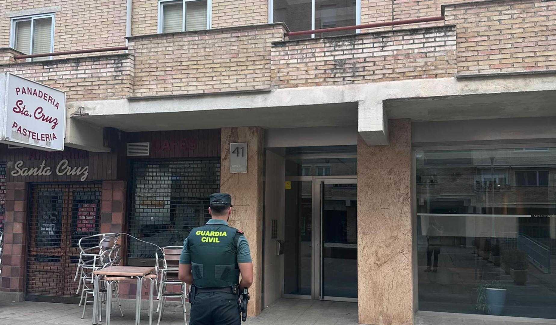 Un agente de la Guardia Civil, frente al edificio desalojado.