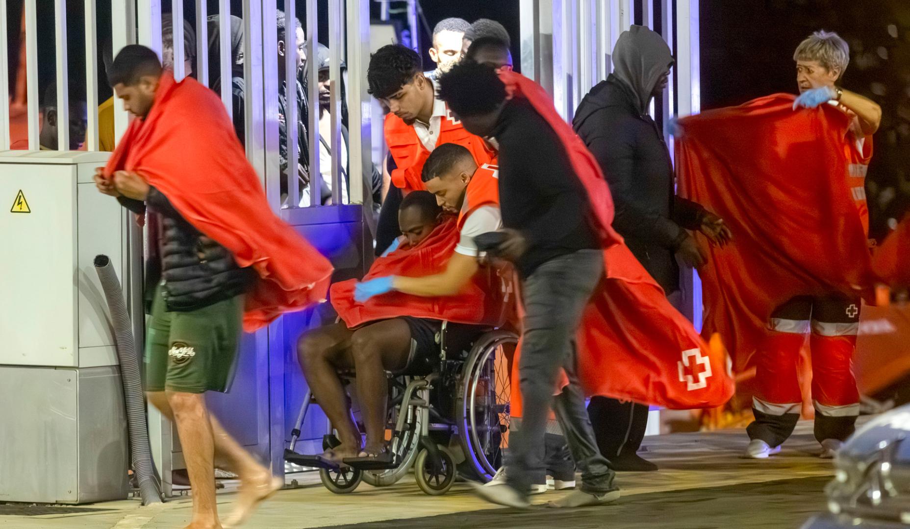 Salvamento Marítimo ha auxiliado esta madrugada a 122 personas que iban hacinadas en una neumática