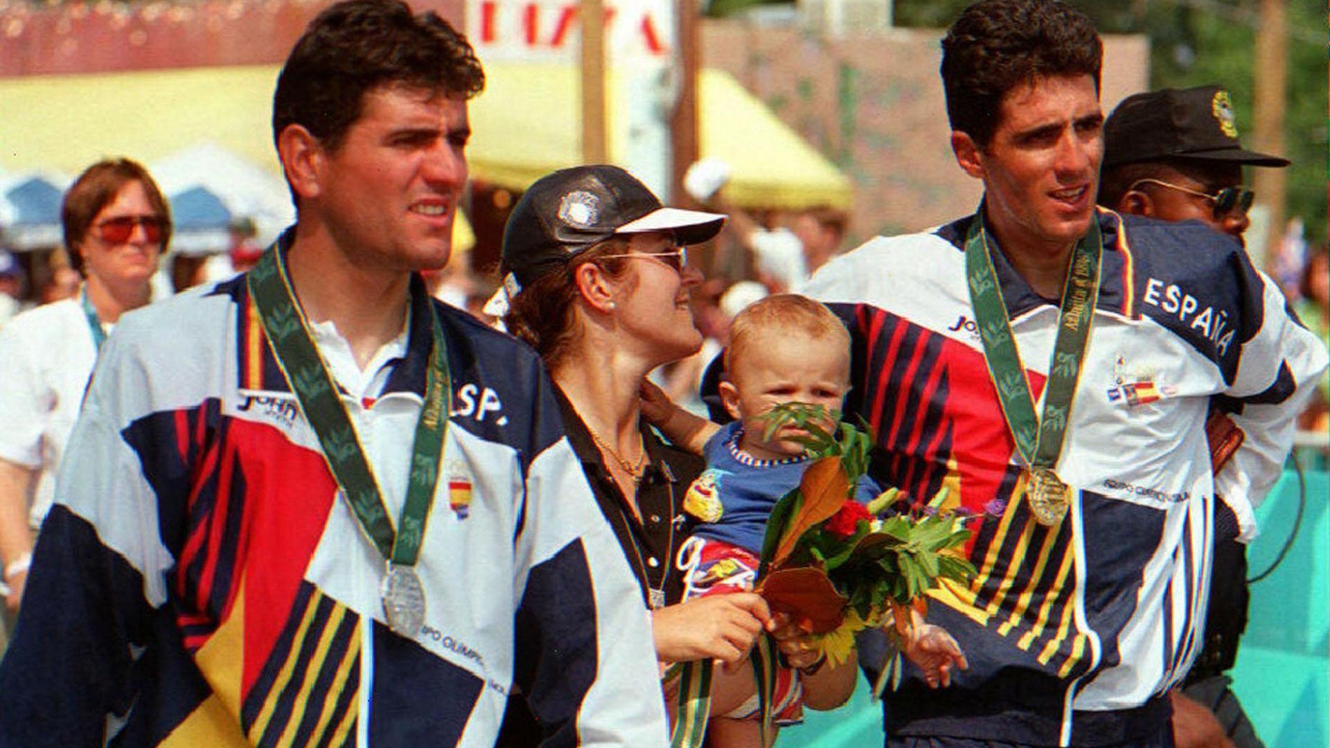 Miguel Induráin, tras conseguir la medalla de oro en los Juegos Olímpicos de Atlanta 97, acompañado de su mujer Marisa y de su hijo Miguel, junto a Abraham Olano, que fue medalla de plata