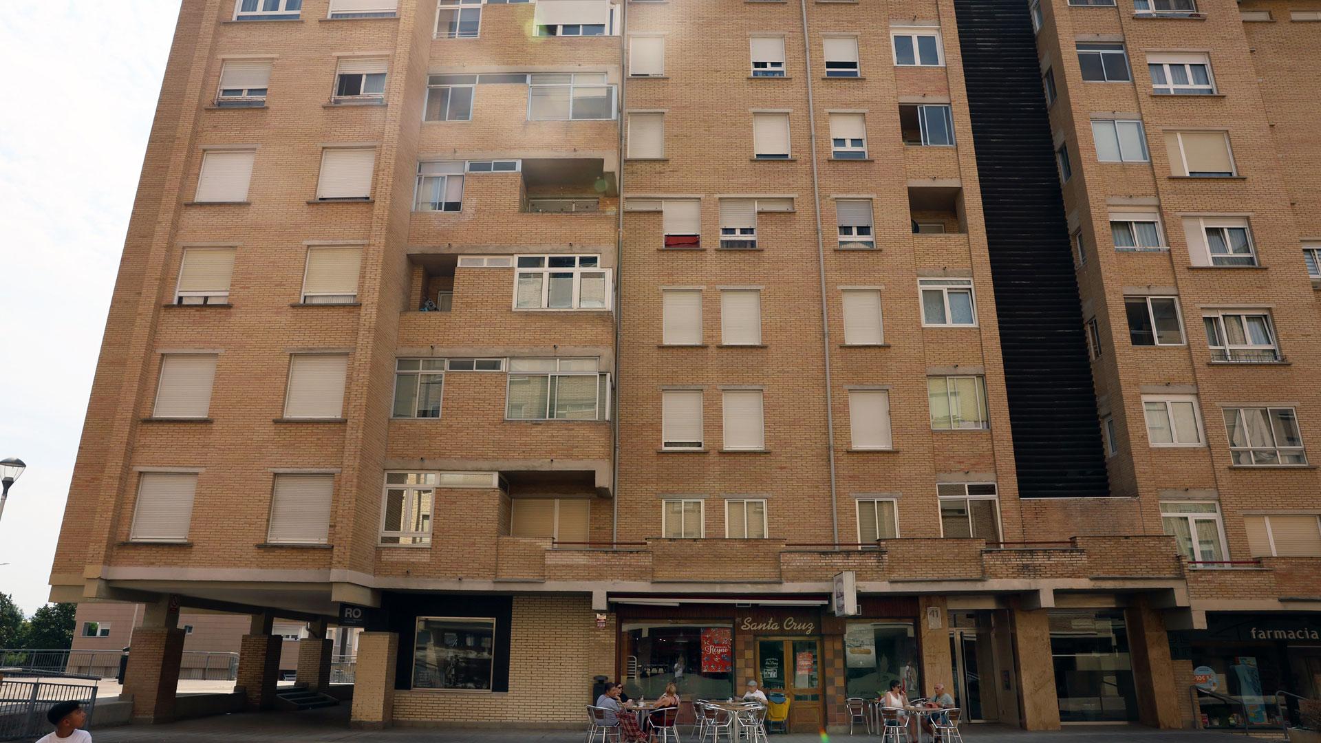 Edificio de viviendas que ha tenido que ser desalojado por una fuga de gas en Zizur