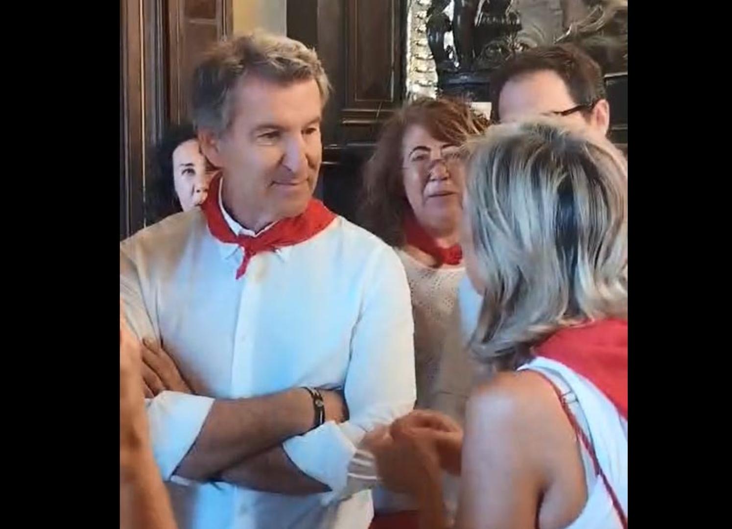 Feijóo conversa con Ibarrola en el Baile de la Alpargata