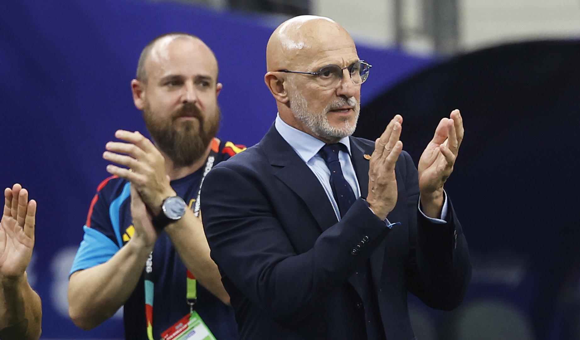 El seleccionador de España, Luis de la Fuente, celebra la victoria contra Portugal tras finalizar el choque de octavos de final del Mundial 2026