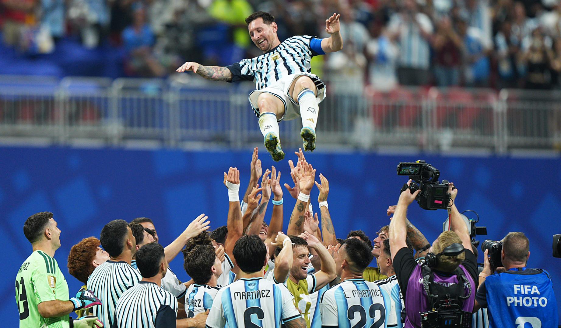 Los compañeros mantean a Leo Messi tras vencer a Egipto en los octavos de final