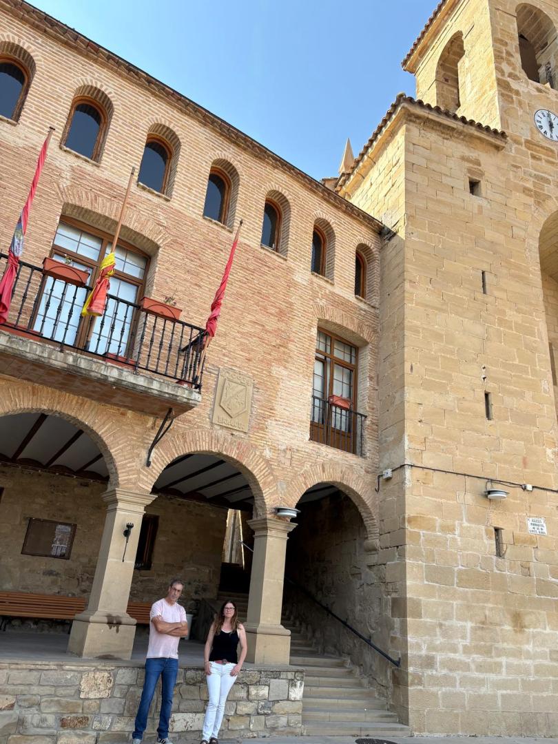 Íñigo Sáenz y Cristina Remírez, ya alcalde y ex alcaldesa, junto a la iglesia de Bargota.