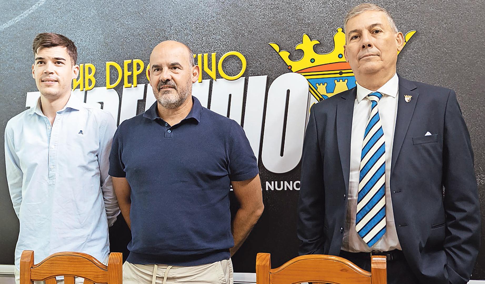 Alex Simón, César Monasterio, nuevo entrenador del equipo, y Miguel Ángel Alcaraz